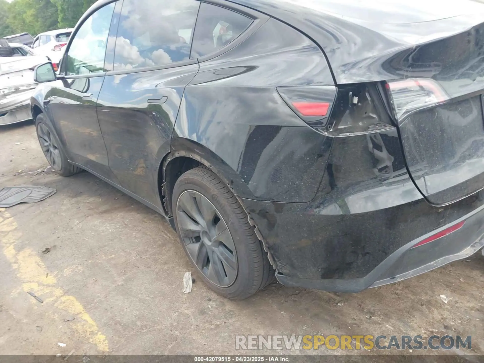 17 Photograph of a damaged car 7SAYGAEE5RF186418 TESLA MODEL Y 2024