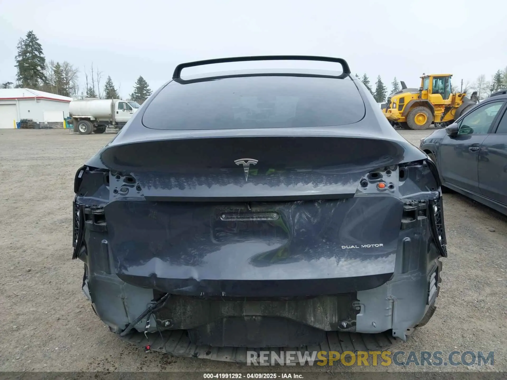 17 Photograph of a damaged car 7SAYGAEE5RF981789 TESLA MODEL Y 2024