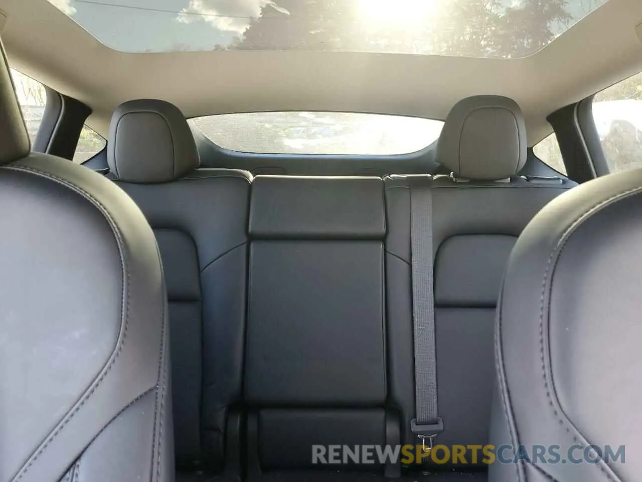 10 Photograph of a damaged car 7SAYGAEE6RF067003 TESLA MODEL Y 2024