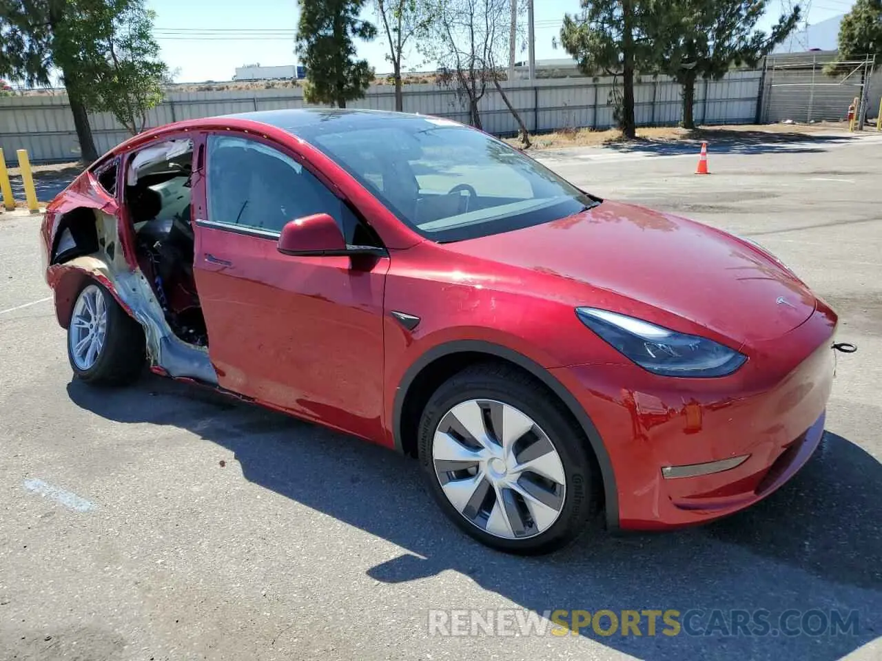 4 Photograph of a damaged car 7SAYGAEE6RF081290 TESLA MODEL Y 2024