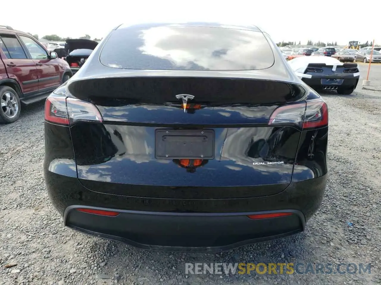 6 Photograph of a damaged car 7SAYGAEE6RF127846 TESLA MODEL Y 2024