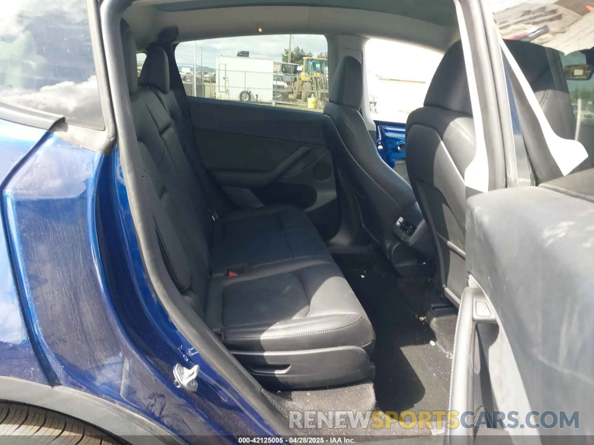 8 Photograph of a damaged car 7SAYGAEE7RF991627 TESLA MODEL Y 2024