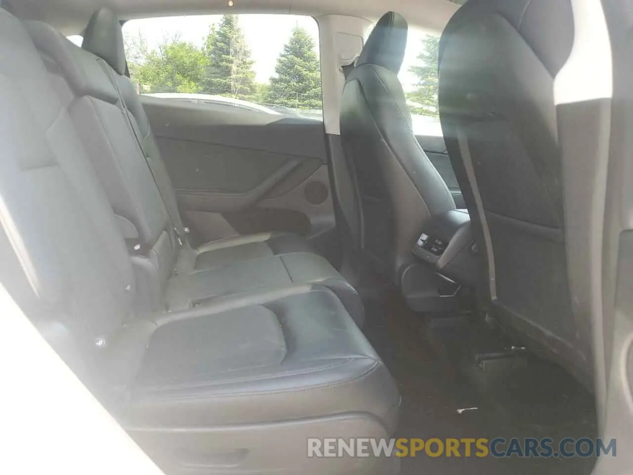 10 Photograph of a damaged car 7SAYGAEE8RF211702 TESLA MODEL Y 2024