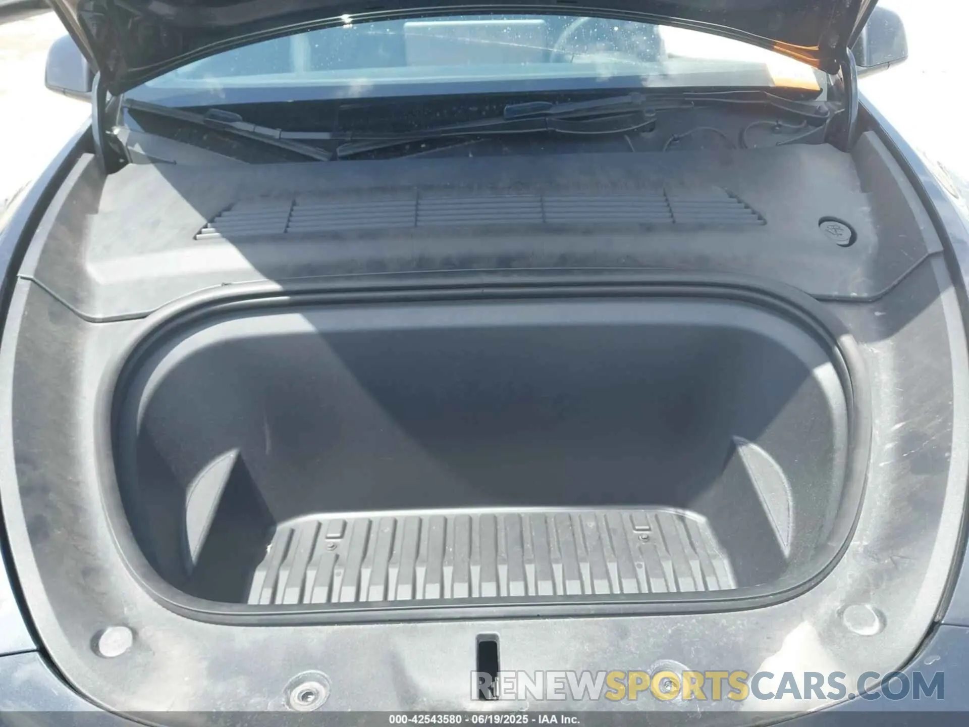 10 Фотография поврежденного автомобиля 7SAYGAEEXRF066758 TESLA MODEL Y 2024