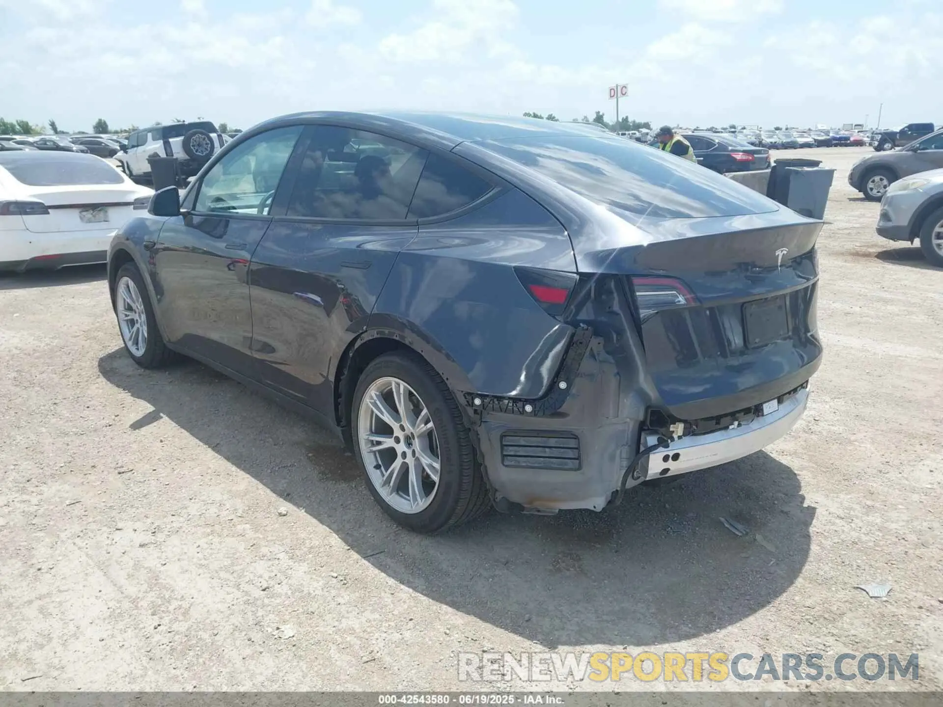 3 Фотография поврежденного автомобиля 7SAYGAEEXRF066758 TESLA MODEL Y 2024