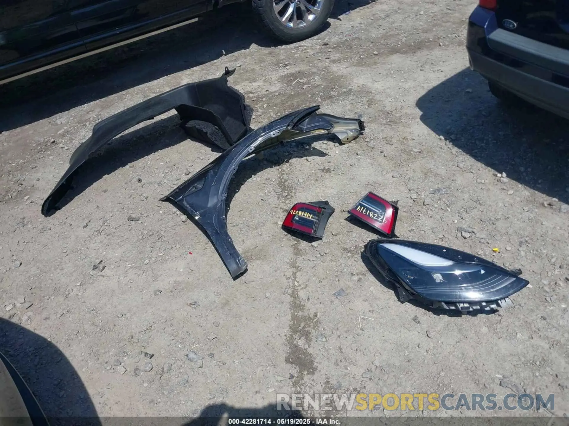 12 Photograph of a damaged car 7SAYGAEEXRF092728 TESLA MODEL Y 2024