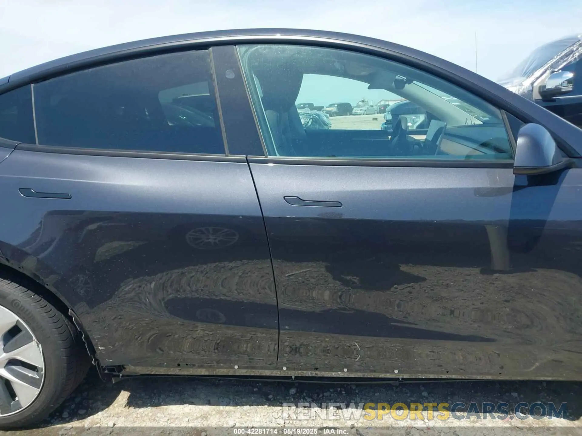 14 Photograph of a damaged car 7SAYGAEEXRF092728 TESLA MODEL Y 2024