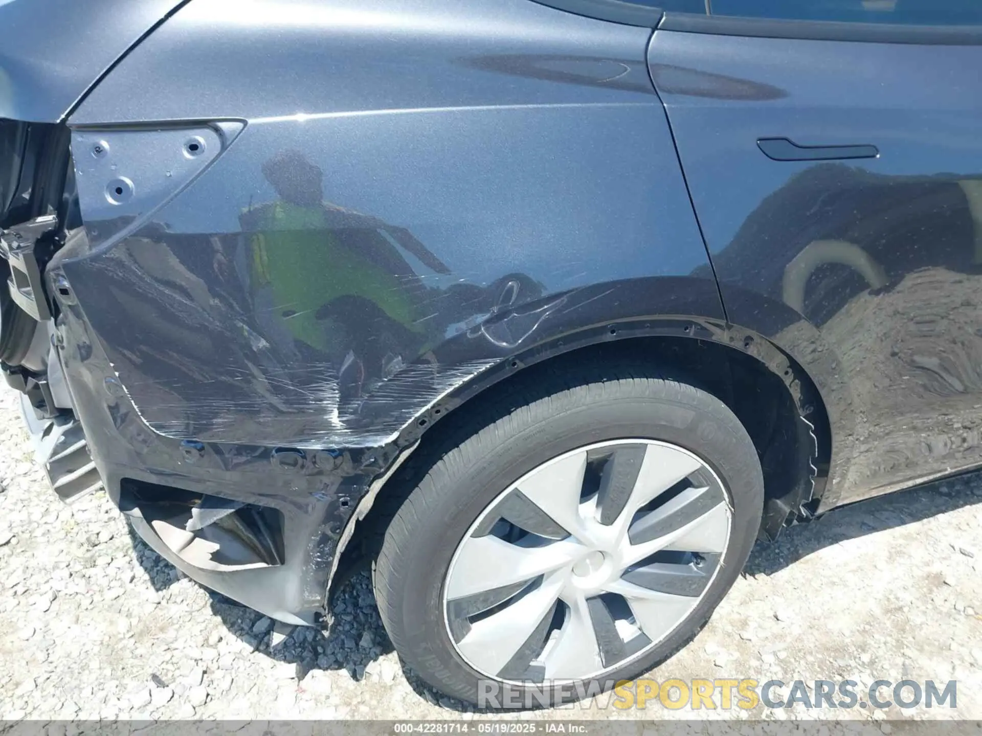 20 Photograph of a damaged car 7SAYGAEEXRF092728 TESLA MODEL Y 2024