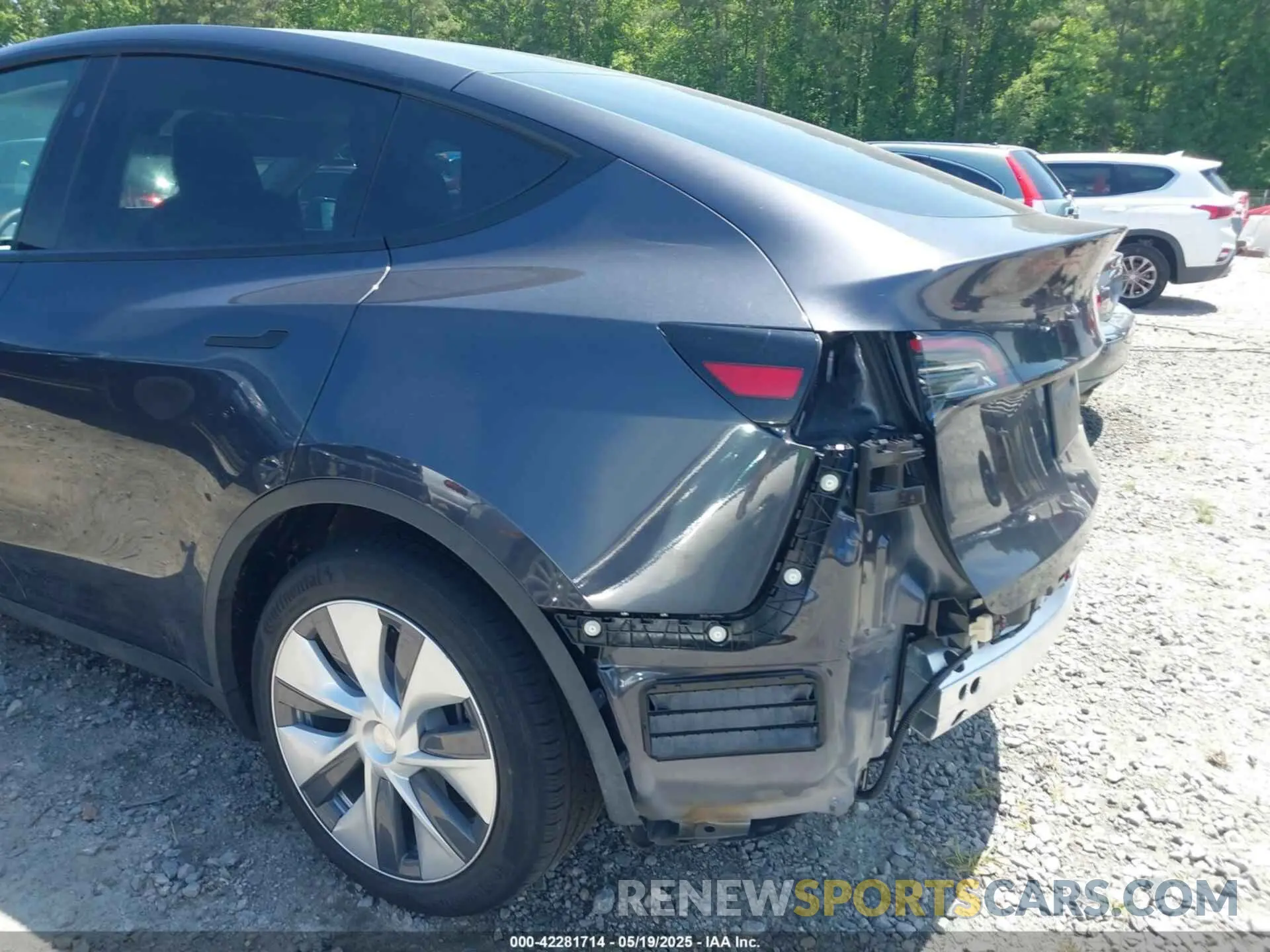 22 Photograph of a damaged car 7SAYGAEEXRF092728 TESLA MODEL Y 2024