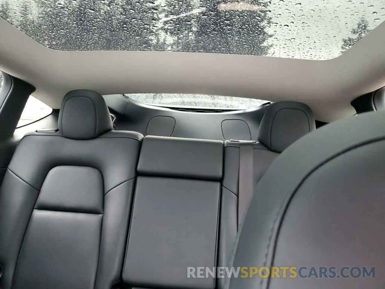 10 Photograph of a damaged car 7SAYGAEEXRF127123 TESLA MODEL Y 2024
