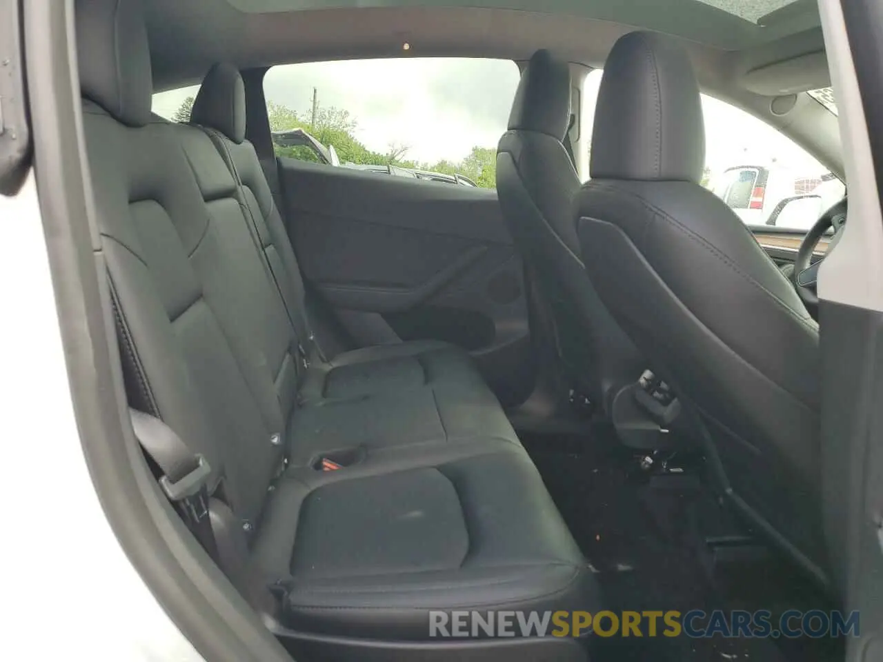 10 Photograph of a damaged car 7SAYGAEEXRF205030 TESLA MODEL Y 2024