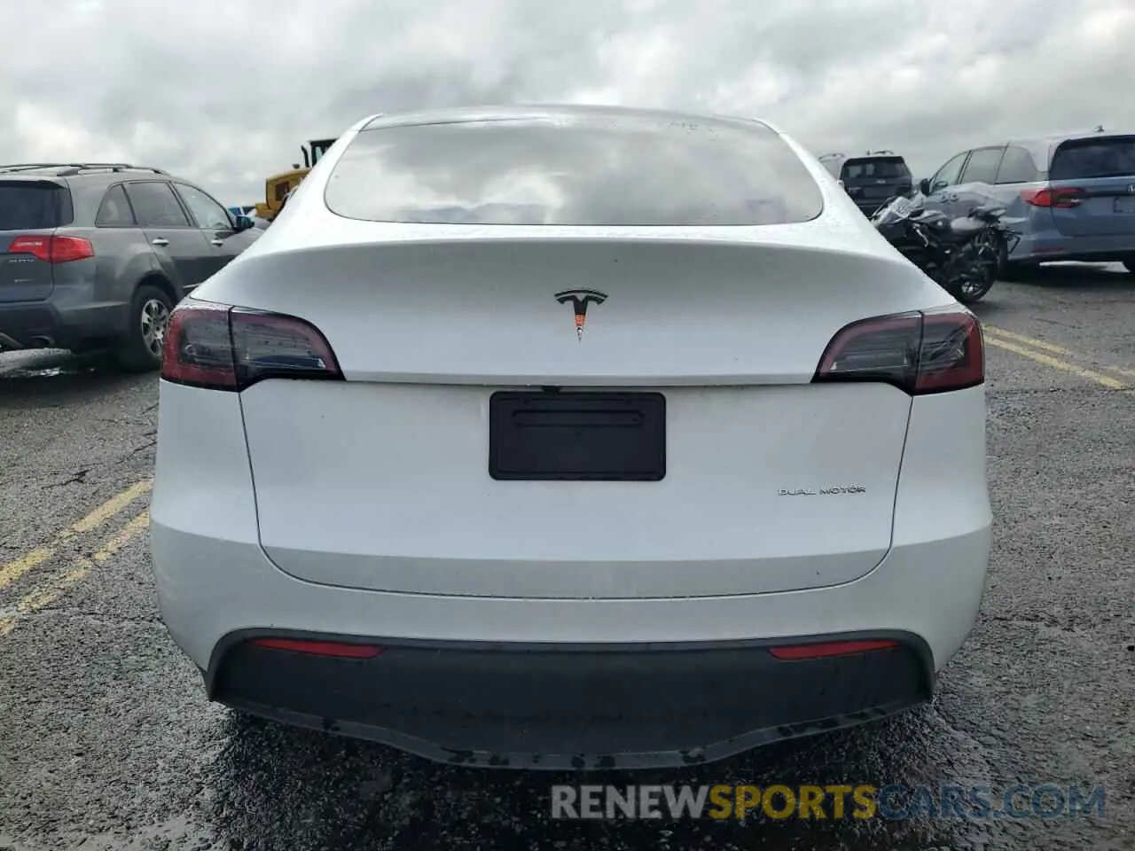 6 Photograph of a damaged car 7SAYGAEEXRF205030 TESLA MODEL Y 2024