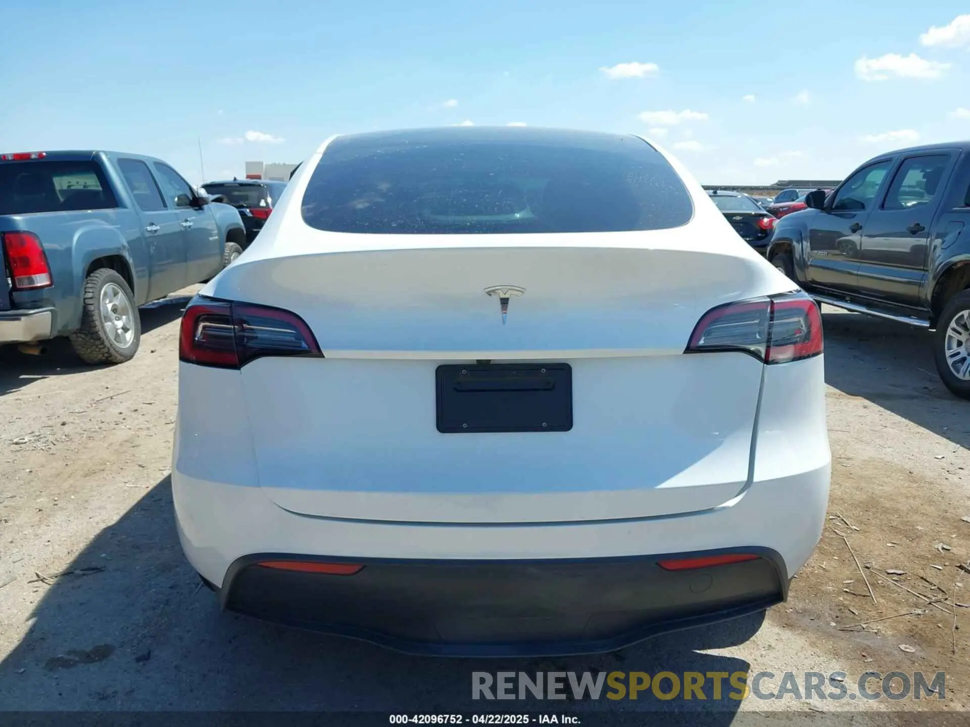 15 Photograph of a damaged car 7SAYGDED0RA327806 TESLA MODEL Y 2024