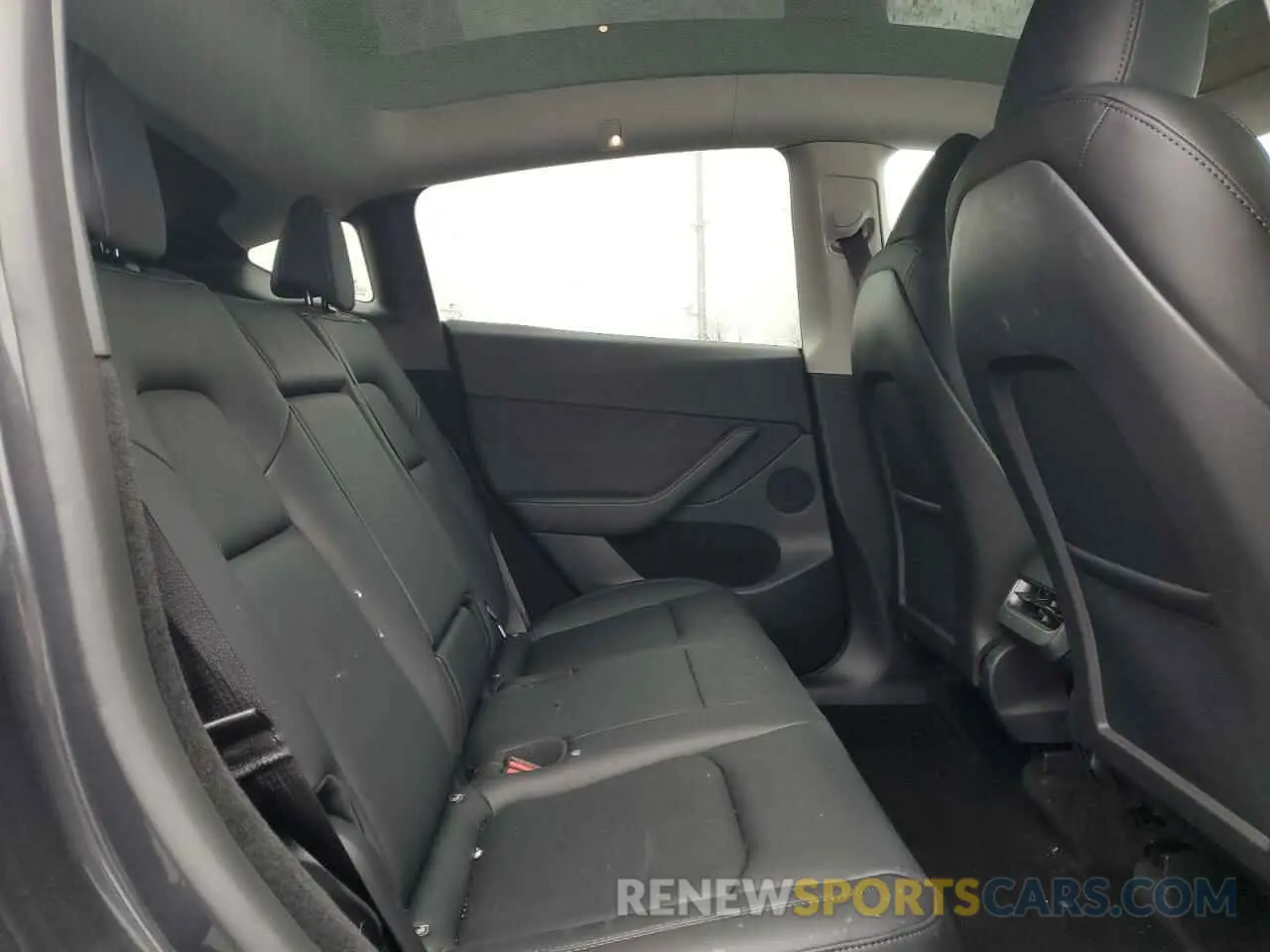 10 Photograph of a damaged car 7SAYGDED0RF165260 TESLA MODEL Y 2024
