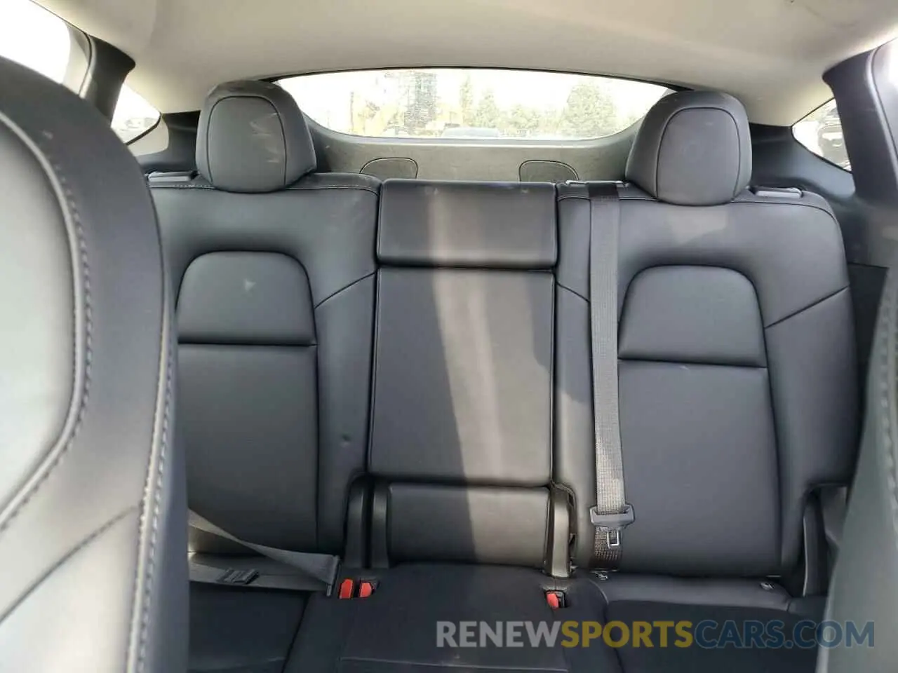 10 Photograph of a damaged car 7SAYGDED1RF002570 TESLA MODEL Y 2024