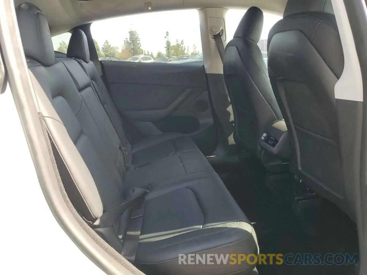 11 Photograph of a damaged car 7SAYGDED1RF002570 TESLA MODEL Y 2024