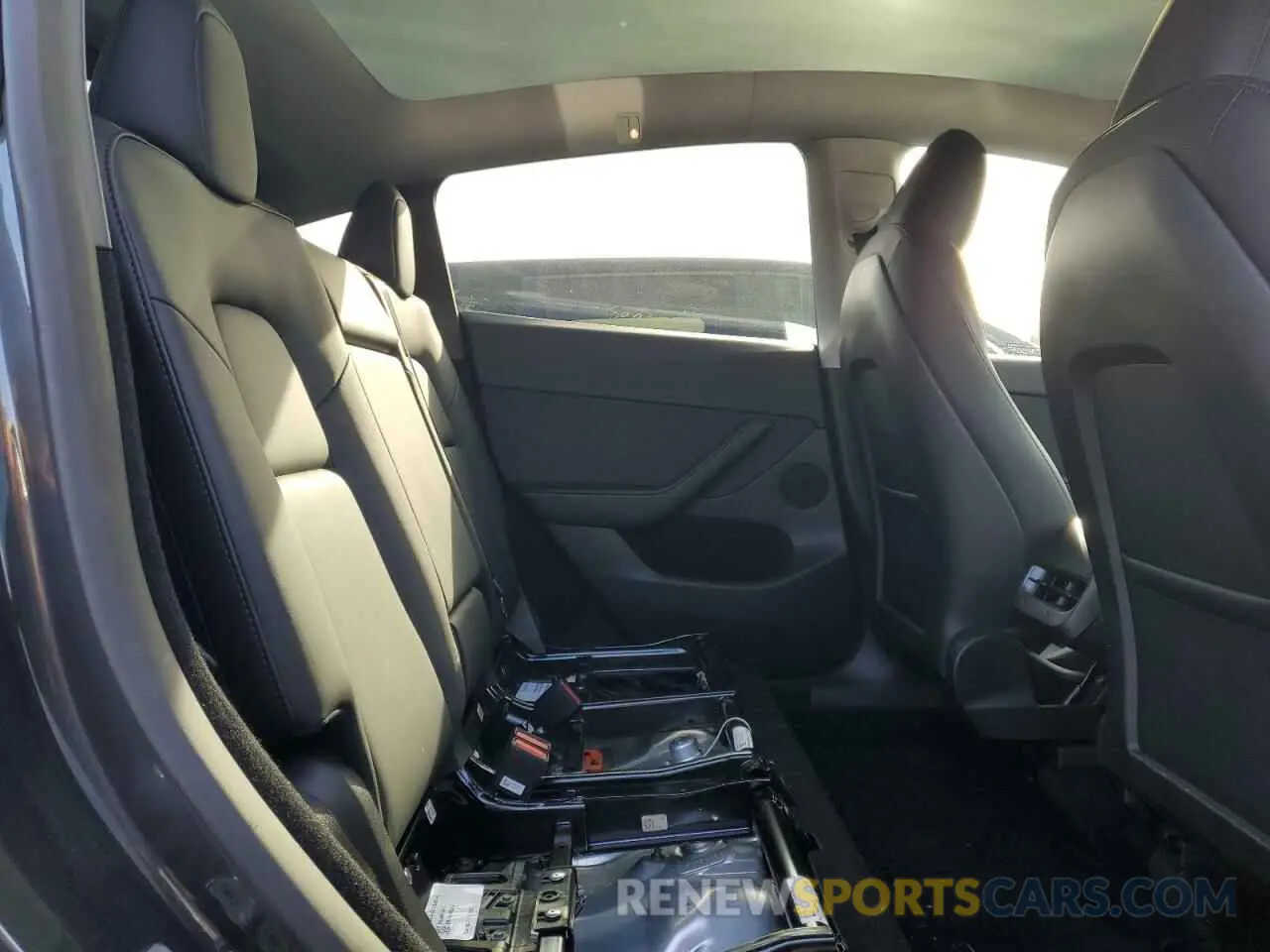 10 Photograph of a damaged car 7SAYGDED1RF016792 TESLA MODEL Y 2024