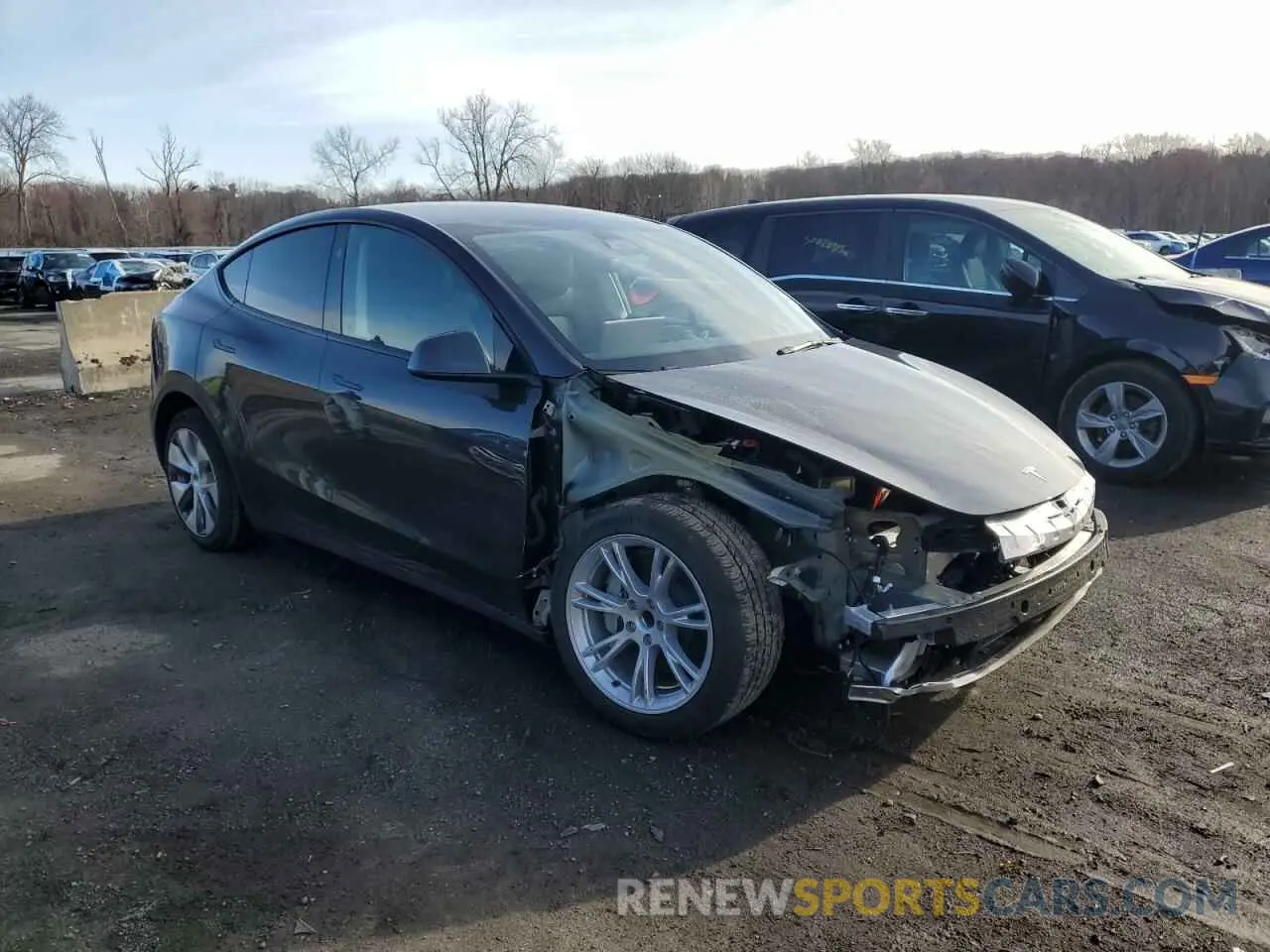 4 Photograph of a damaged car 7SAYGDED1RF016792 TESLA MODEL Y 2024