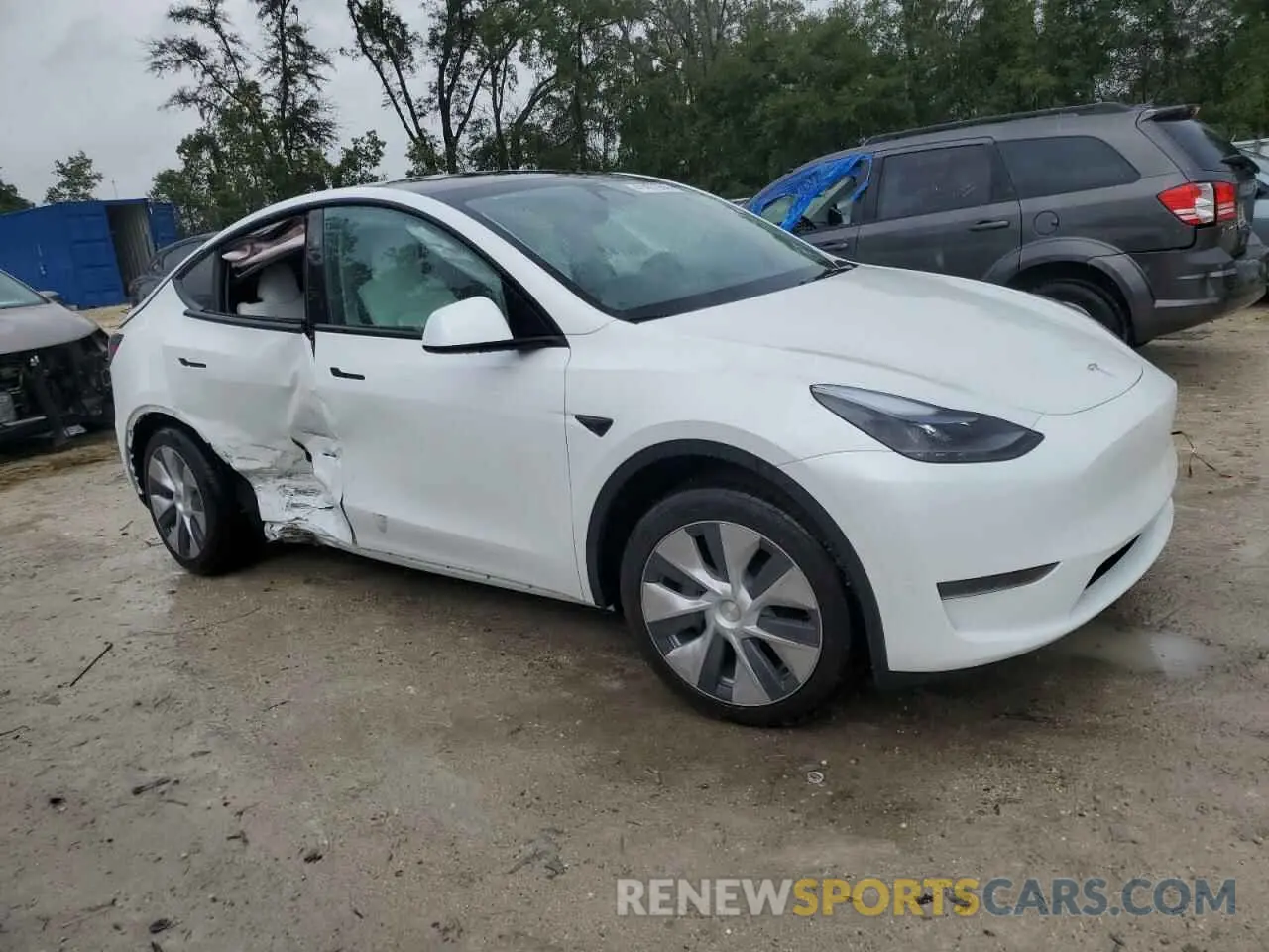 4 Photograph of a damaged car 7SAYGDED1RF095042 TESLA MODEL Y 2024