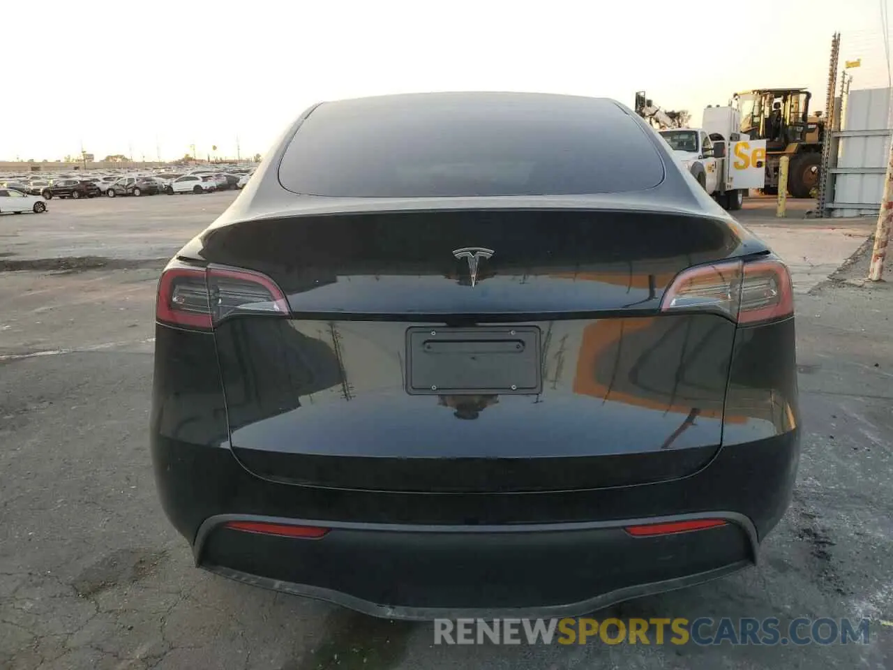 6 Photograph of a damaged car 7SAYGDED1RF132087 TESLA MODEL Y 2024