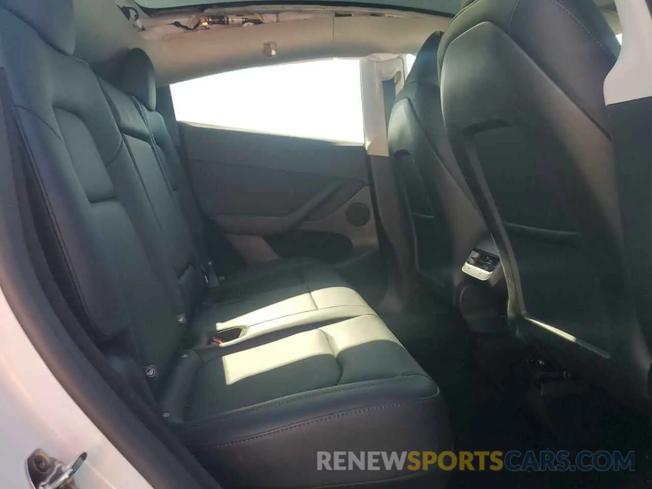 10 Photograph of a damaged car 7SAYGDED1RF212974 TESLA MODEL Y 2024