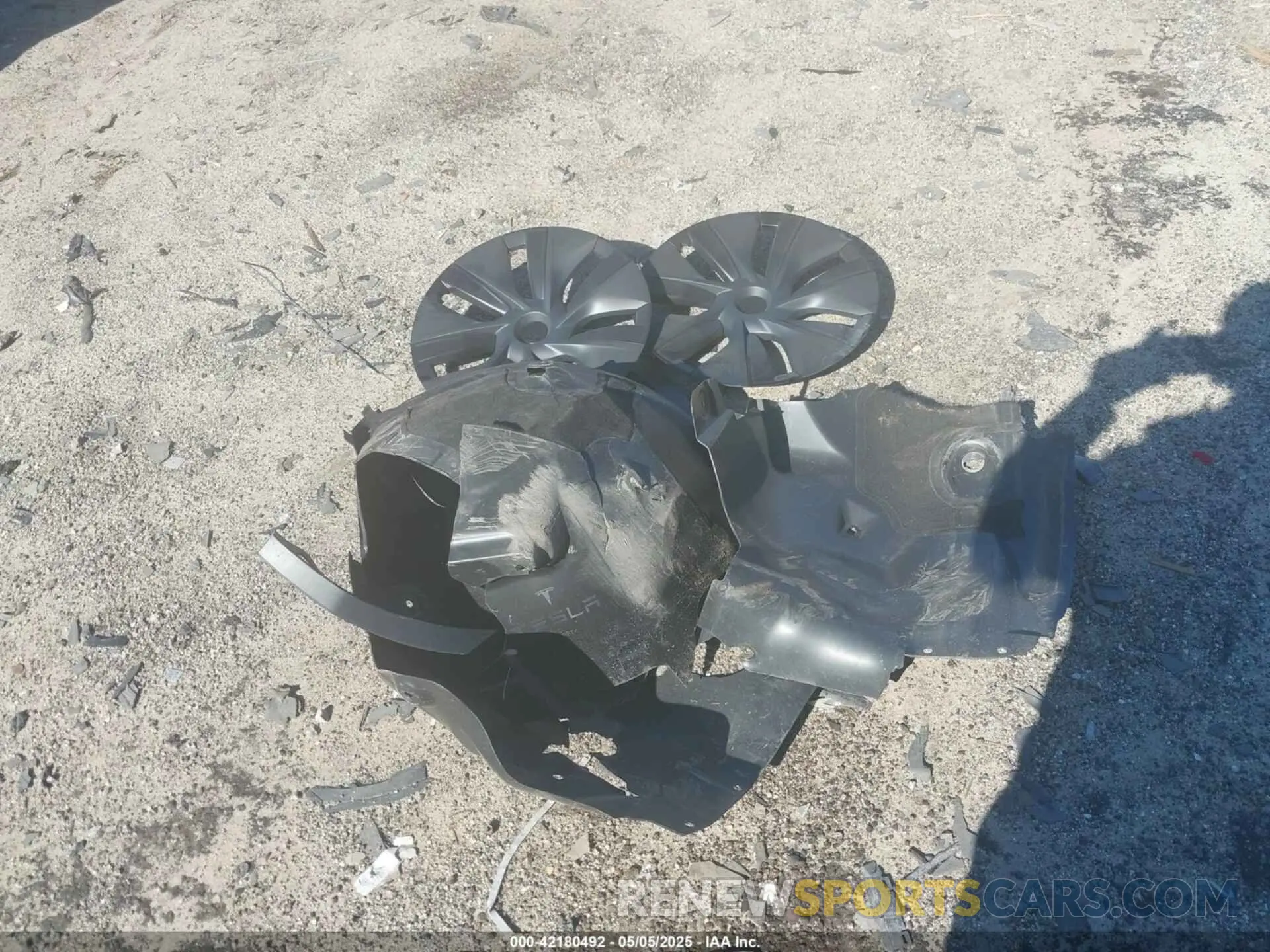 11 Photograph of a damaged car 7SAYGDED2RA325538 TESLA MODEL Y 2024