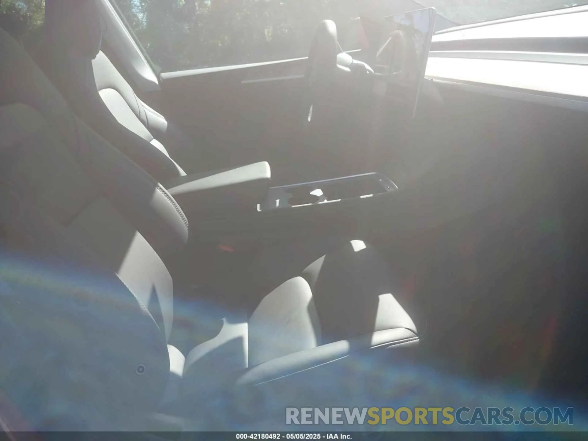 5 Photograph of a damaged car 7SAYGDED2RA325538 TESLA MODEL Y 2024