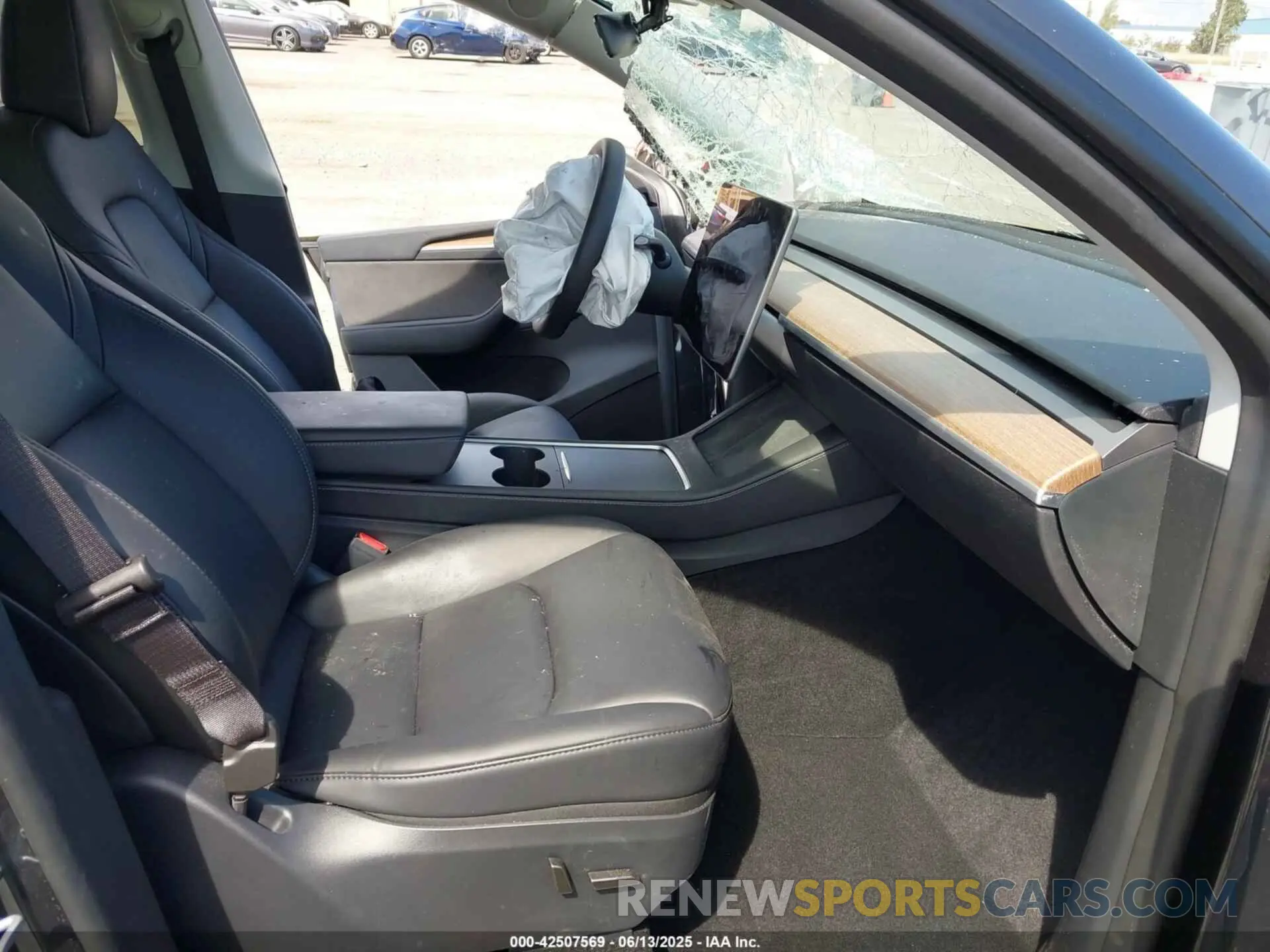 5 Photograph of a damaged car 7SAYGDED2RF032628 TESLA MODEL Y 2024