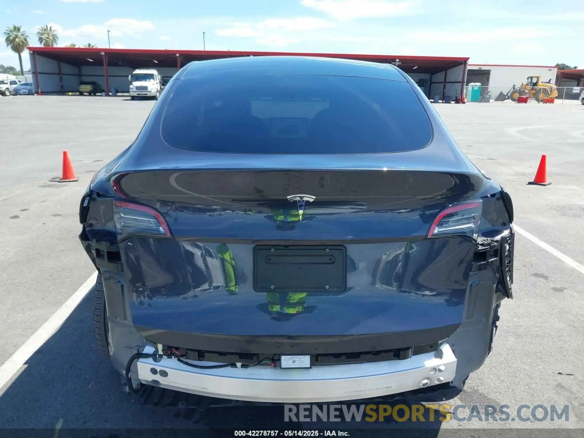 17 Photograph of a damaged car 7SAYGDED2RF102144 TESLA MODEL Y 2024
