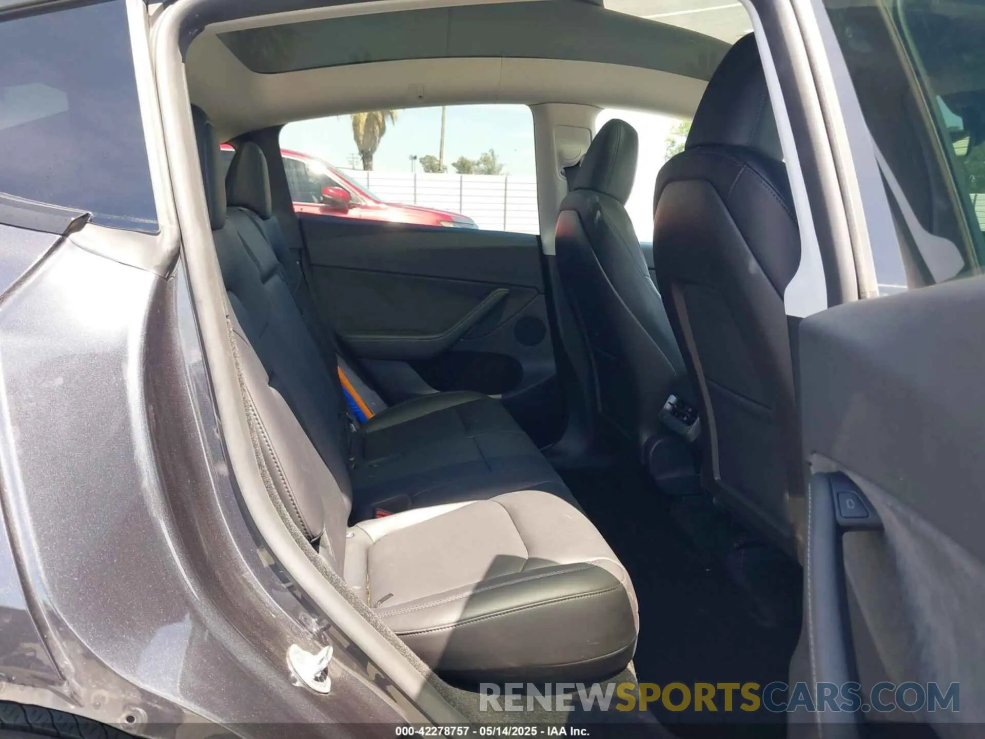 8 Photograph of a damaged car 7SAYGDED2RF102144 TESLA MODEL Y 2024