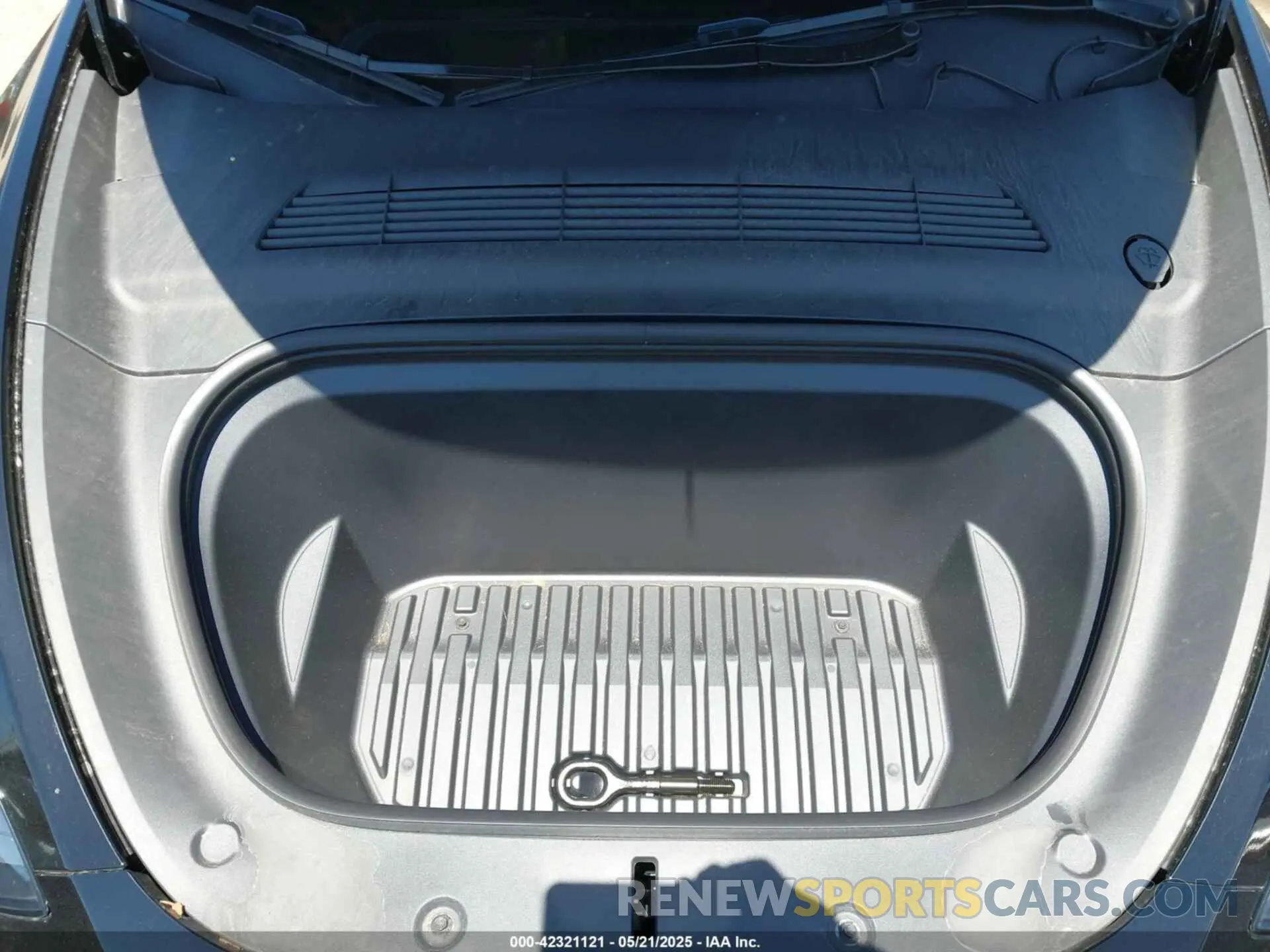 10 Photograph of a damaged car 7SAYGDED2RF111670 TESLA MODEL Y 2024