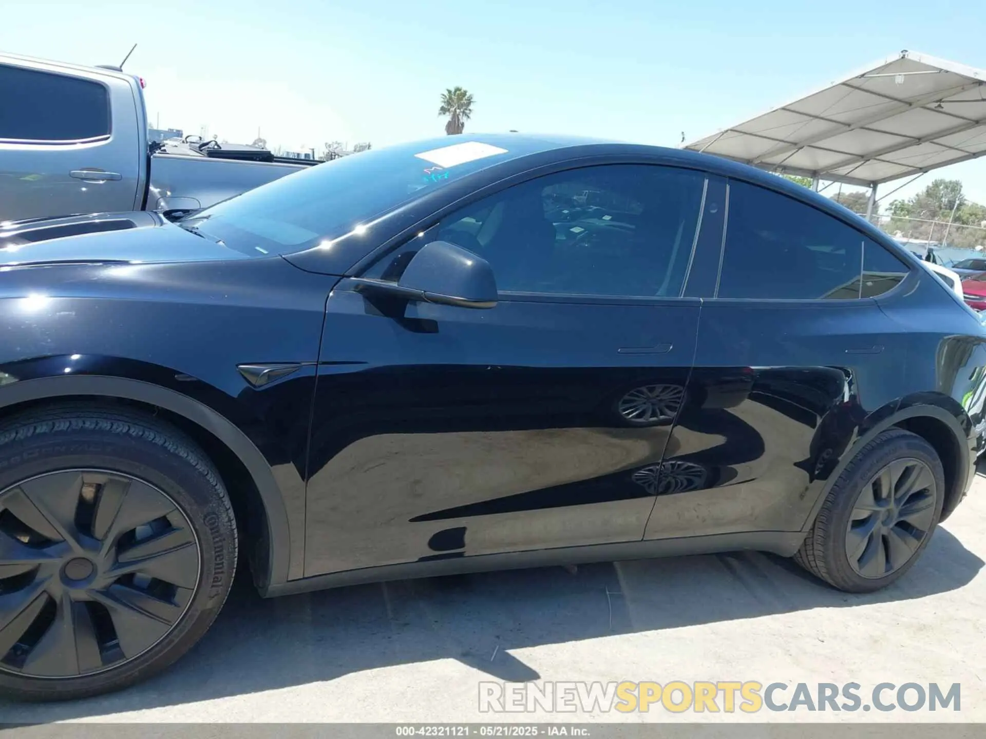 14 Photograph of a damaged car 7SAYGDED2RF111670 TESLA MODEL Y 2024