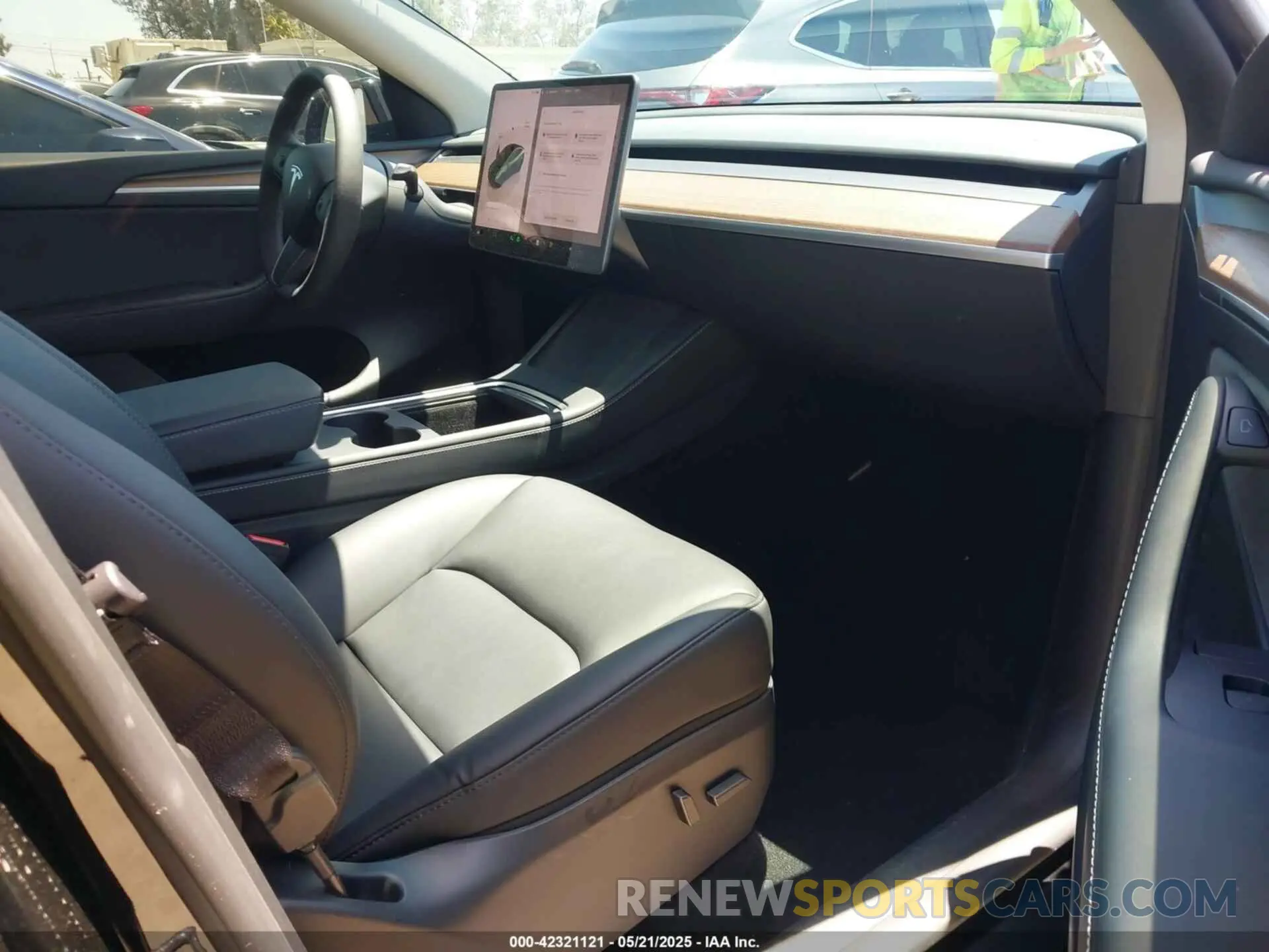 5 Photograph of a damaged car 7SAYGDED2RF111670 TESLA MODEL Y 2024