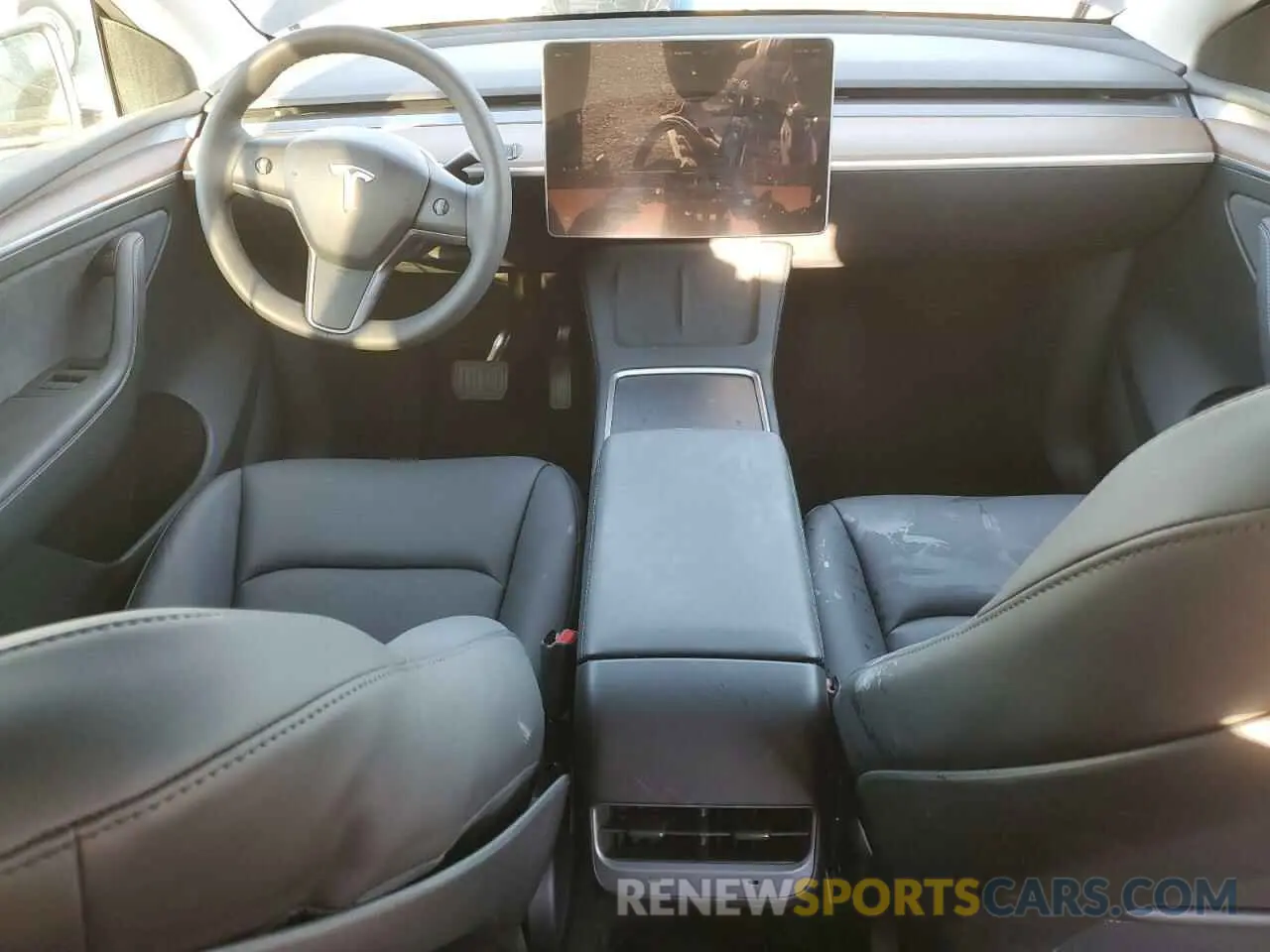 8 Photograph of a damaged car 7SAYGDED2RF200414 TESLA MODEL Y 2024