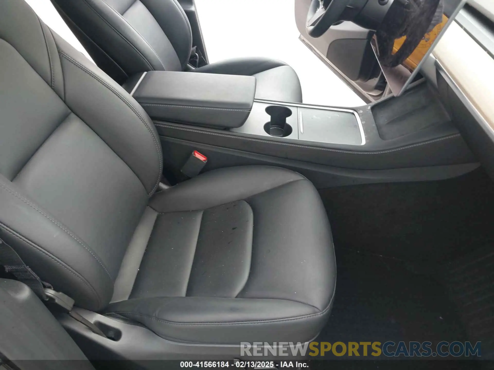 5 Photograph of a damaged car 7SAYGDED3RF002246 TESLA MODEL Y 2024