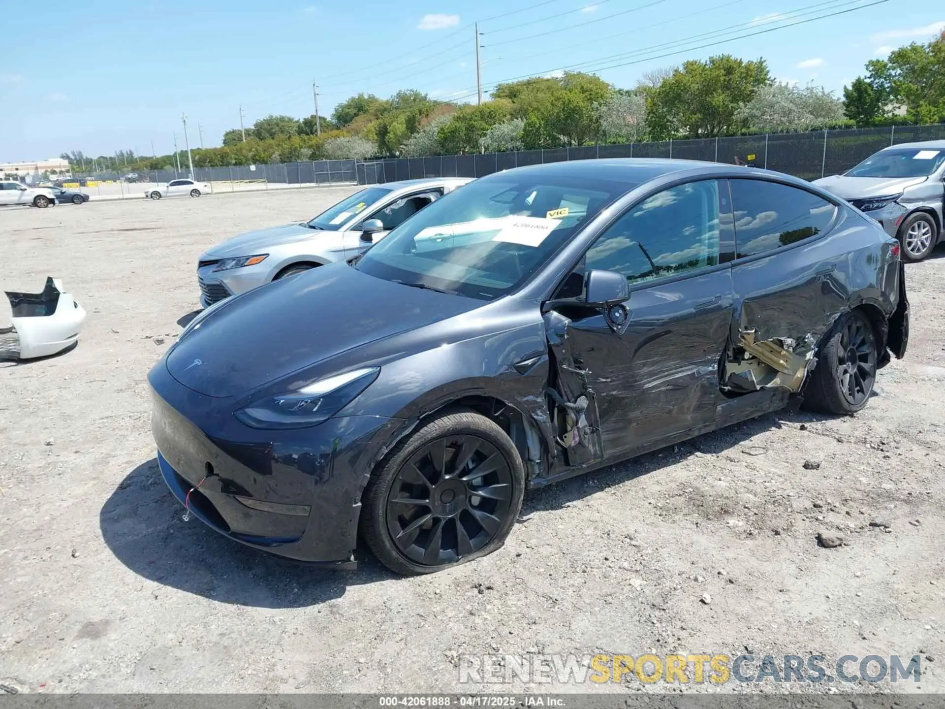 2 Фотография поврежденного автомобиля 7SAYGDED3RF019063 TESLA MODEL Y 2024