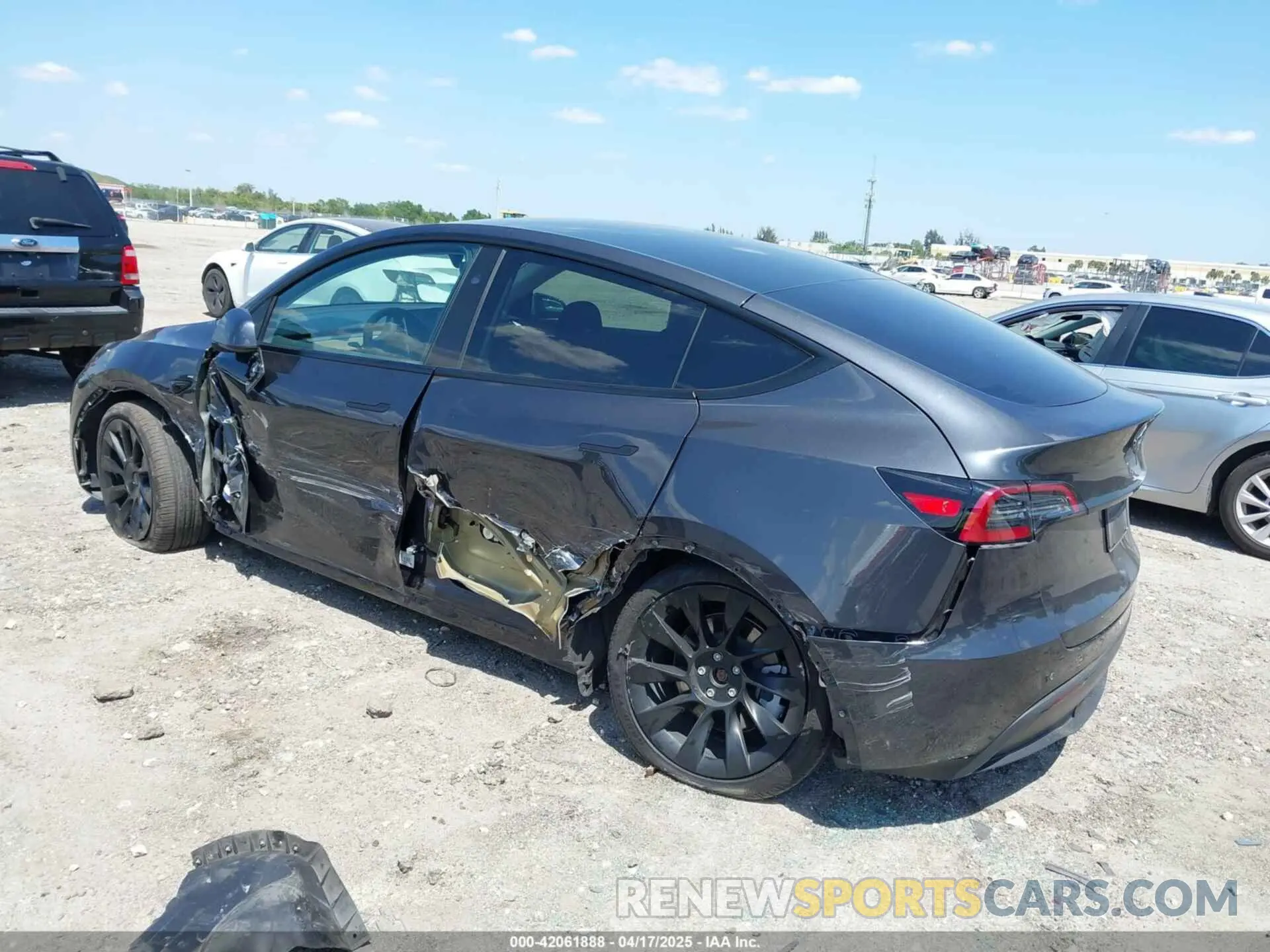 3 Фотография поврежденного автомобиля 7SAYGDED3RF019063 TESLA MODEL Y 2024