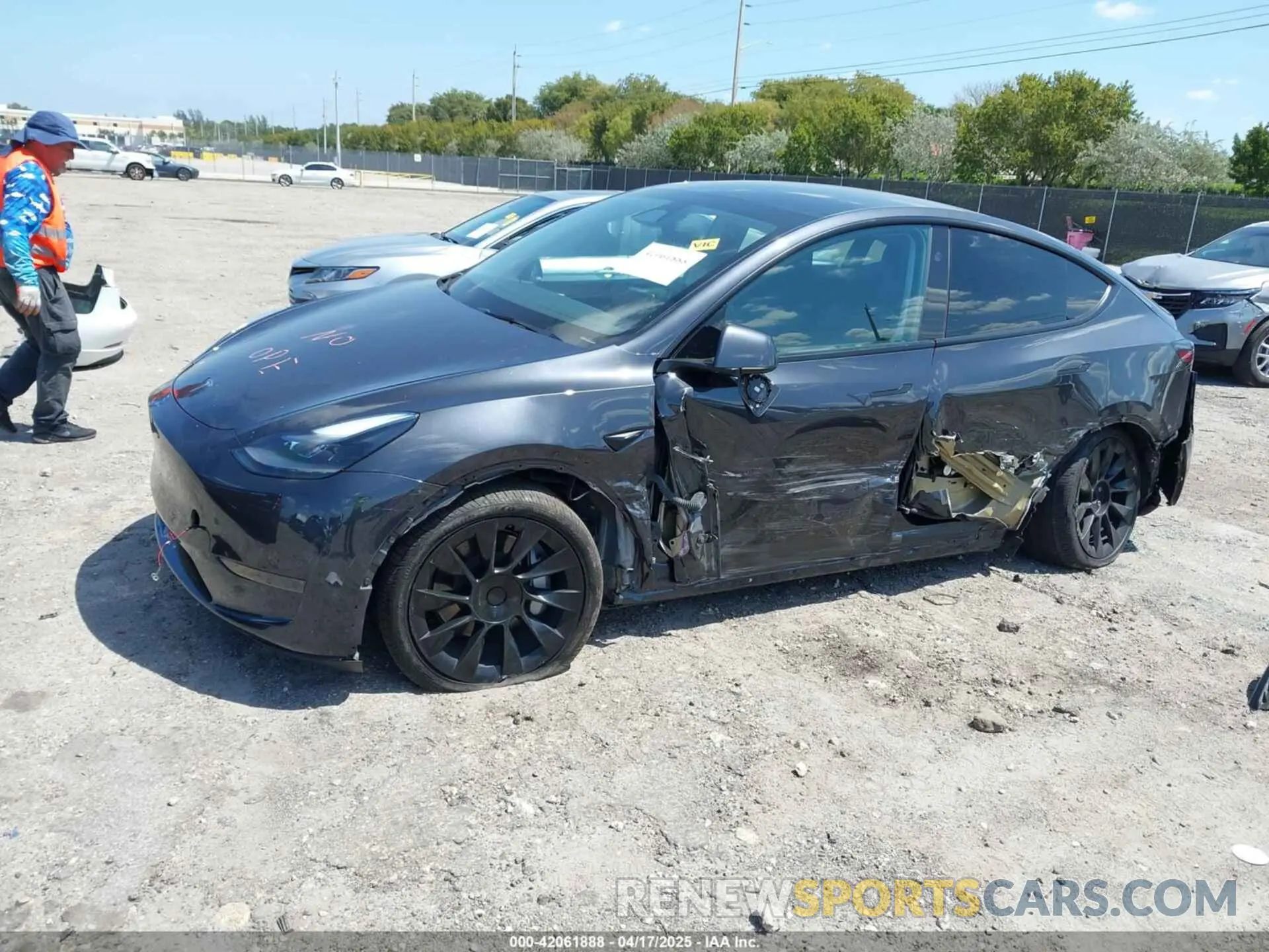 6 Фотография поврежденного автомобиля 7SAYGDED3RF019063 TESLA MODEL Y 2024