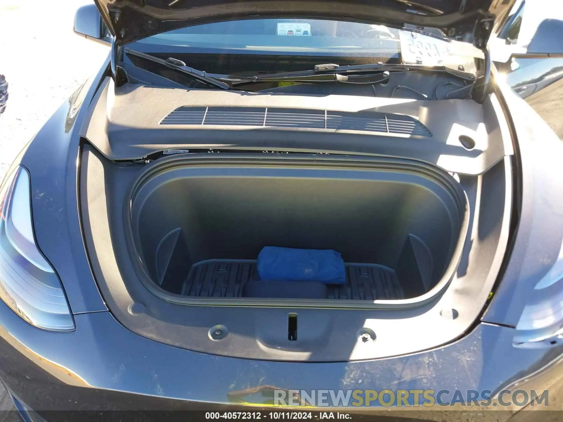 10 Photograph of a damaged car 7SAYGDED3RF092501 TESLA MODEL Y 2024