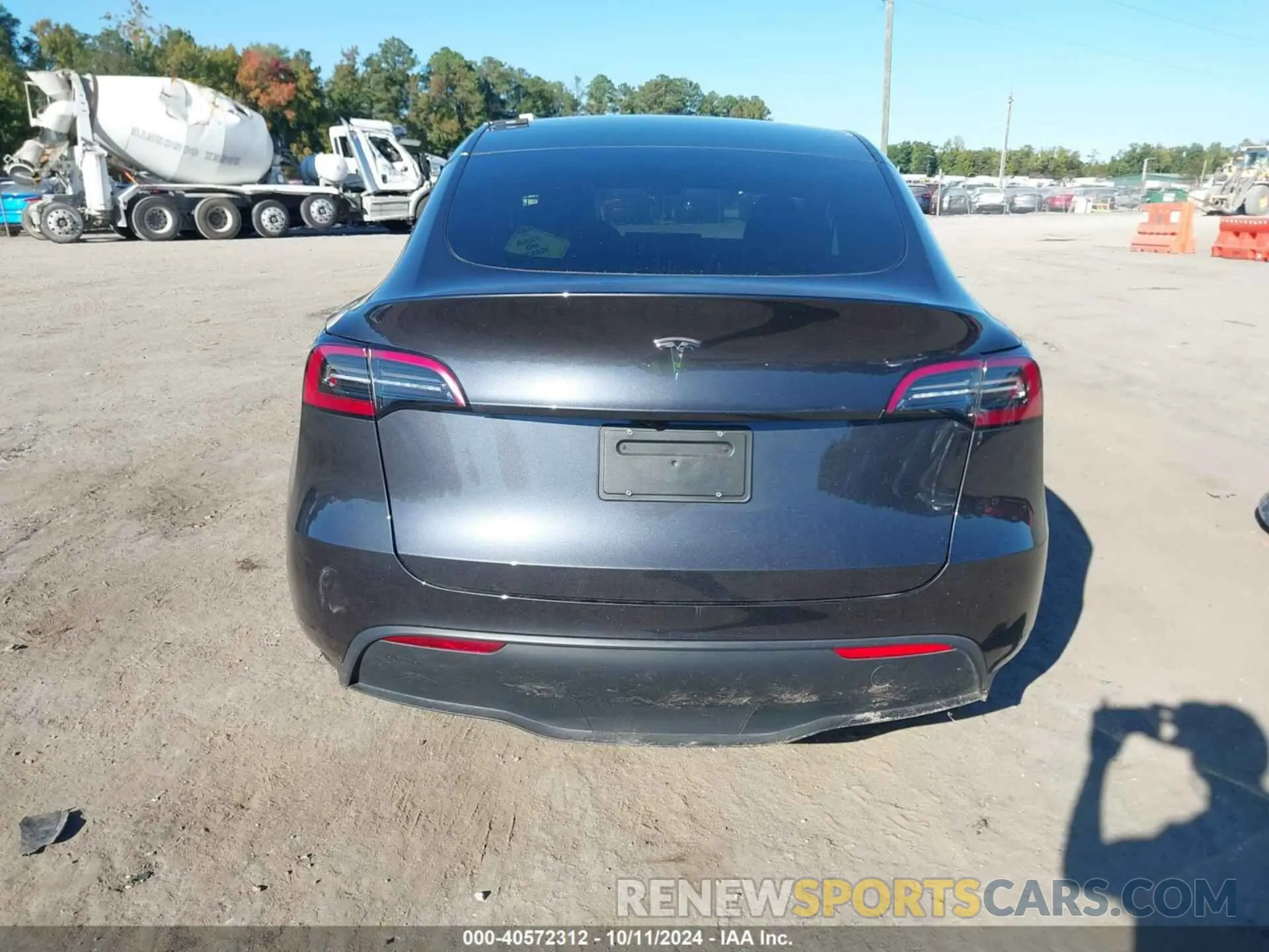 15 Photograph of a damaged car 7SAYGDED3RF092501 TESLA MODEL Y 2024
