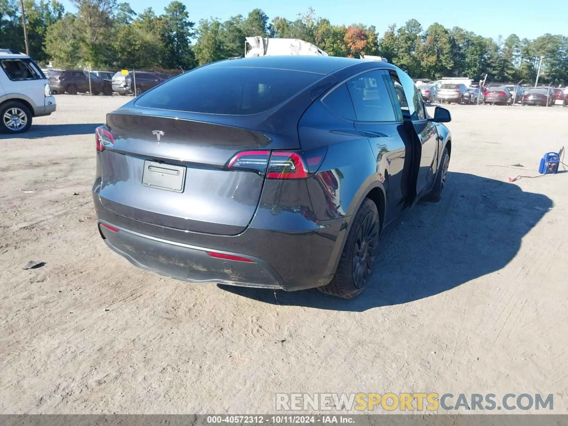 4 Photograph of a damaged car 7SAYGDED3RF092501 TESLA MODEL Y 2024