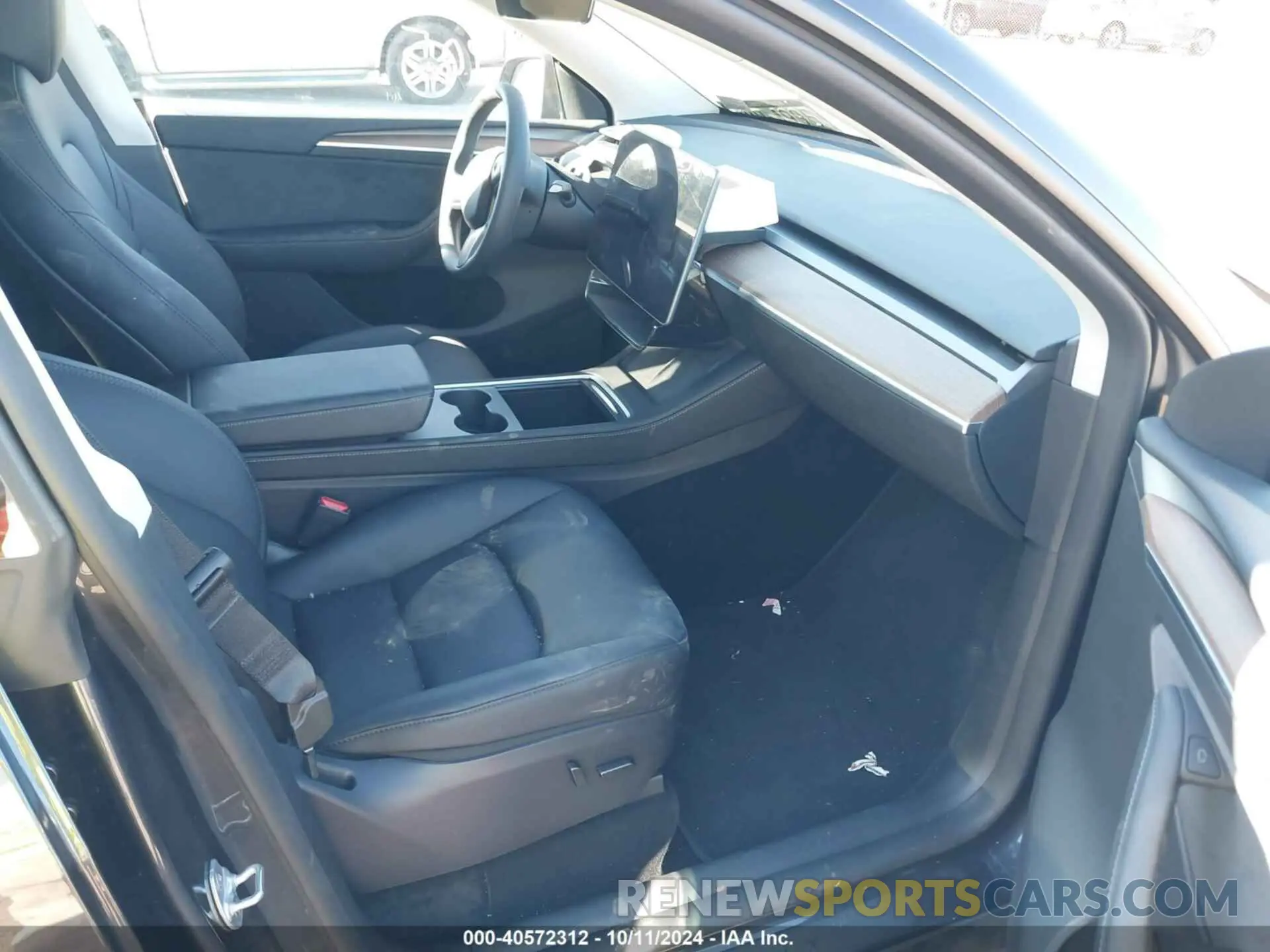 5 Photograph of a damaged car 7SAYGDED3RF092501 TESLA MODEL Y 2024