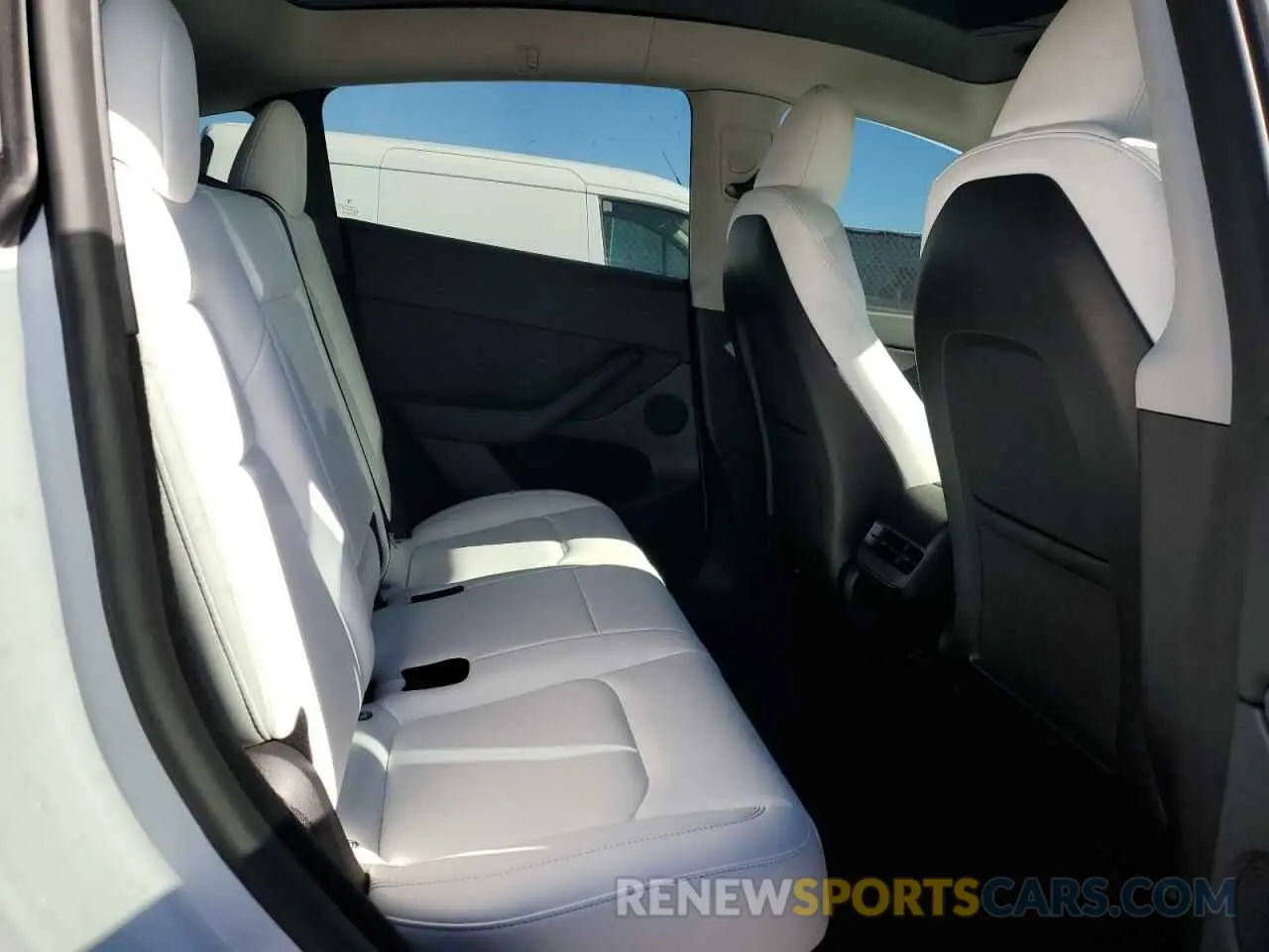 10 Photograph of a damaged car 7SAYGDED3RF130826 TESLA MODEL Y 2024