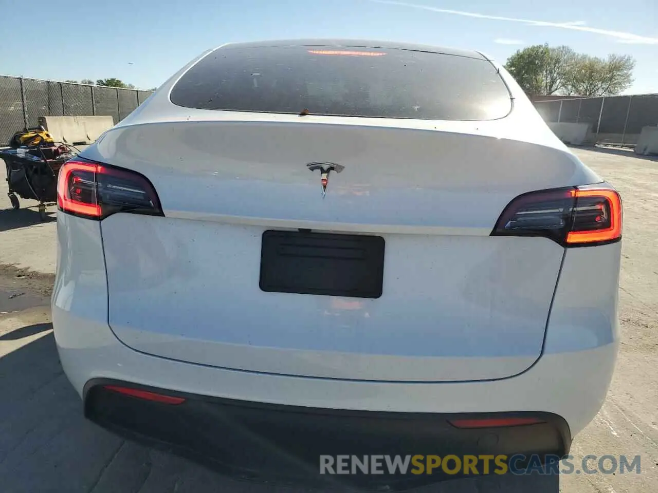 6 Photograph of a damaged car 7SAYGDED3RF130826 TESLA MODEL Y 2024