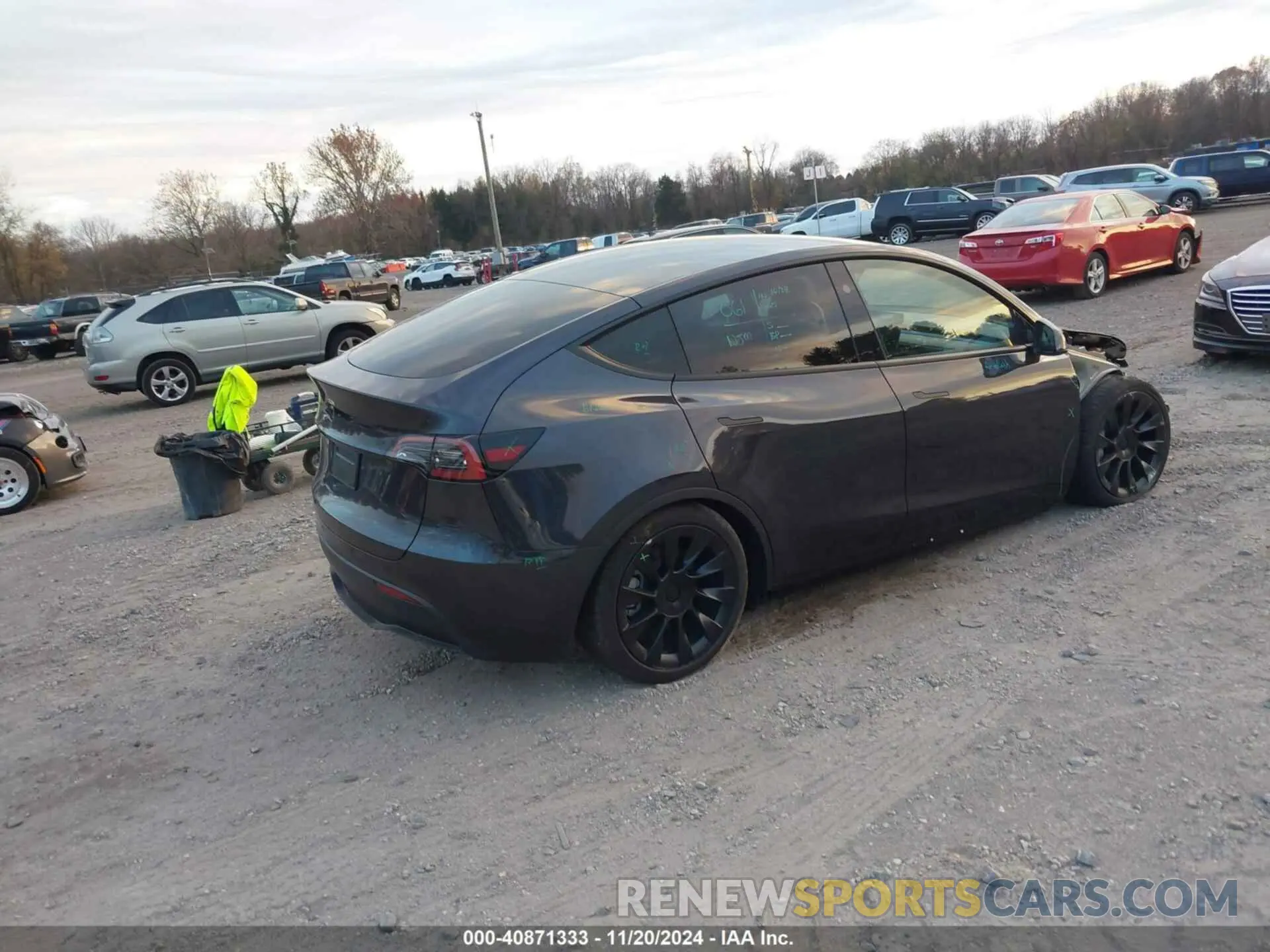 4 Photograph of a damaged car 7SAYGDED3RF160506 TESLA MODEL Y 2024
