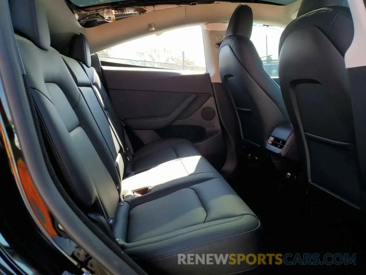 10 Photograph of a damaged car 7SAYGDED4RF212399 TESLA MODEL Y 2024