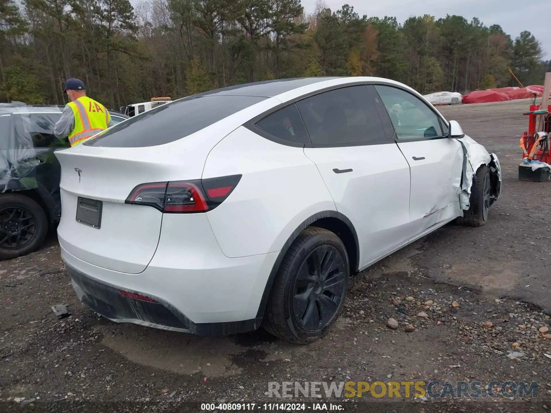 4 Photograph of a damaged car 7SAYGDED5RA333553 TESLA MODEL Y 2024