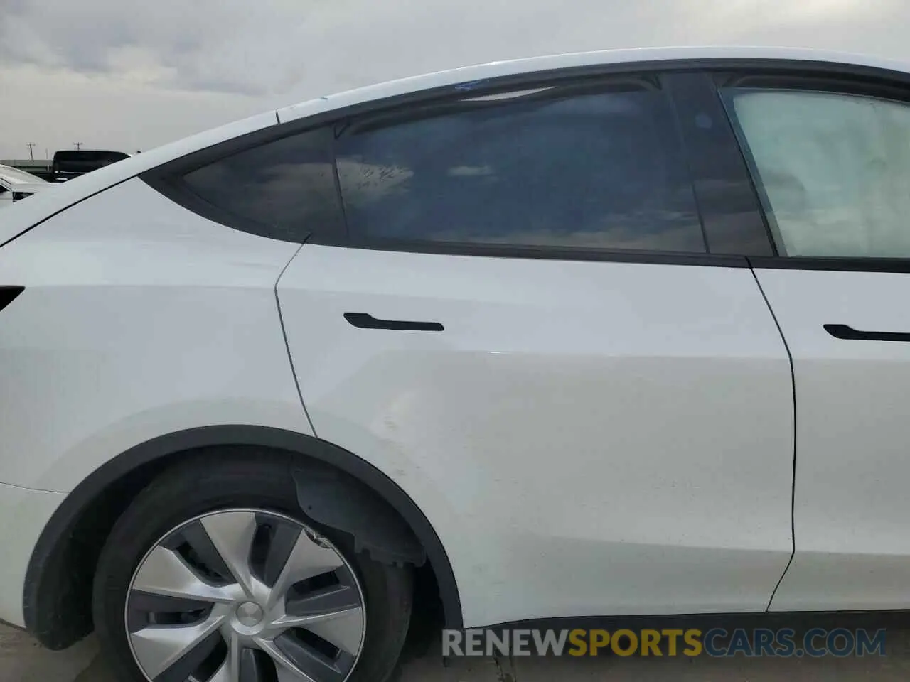 10 Photograph of a damaged car 7SAYGDED5RF045017 TESLA MODEL Y 2024