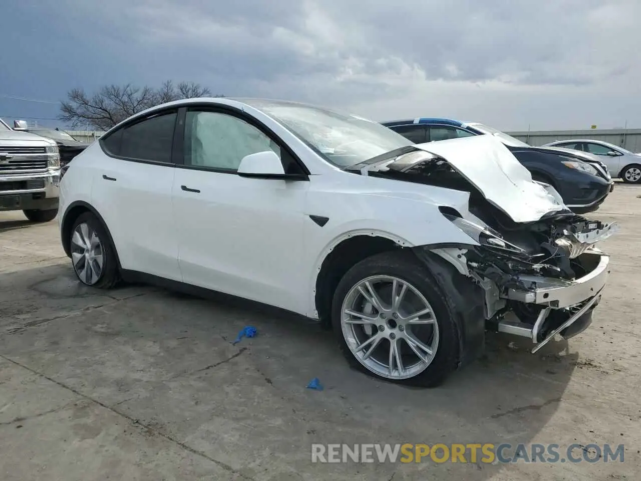 4 Photograph of a damaged car 7SAYGDED5RF045017 TESLA MODEL Y 2024