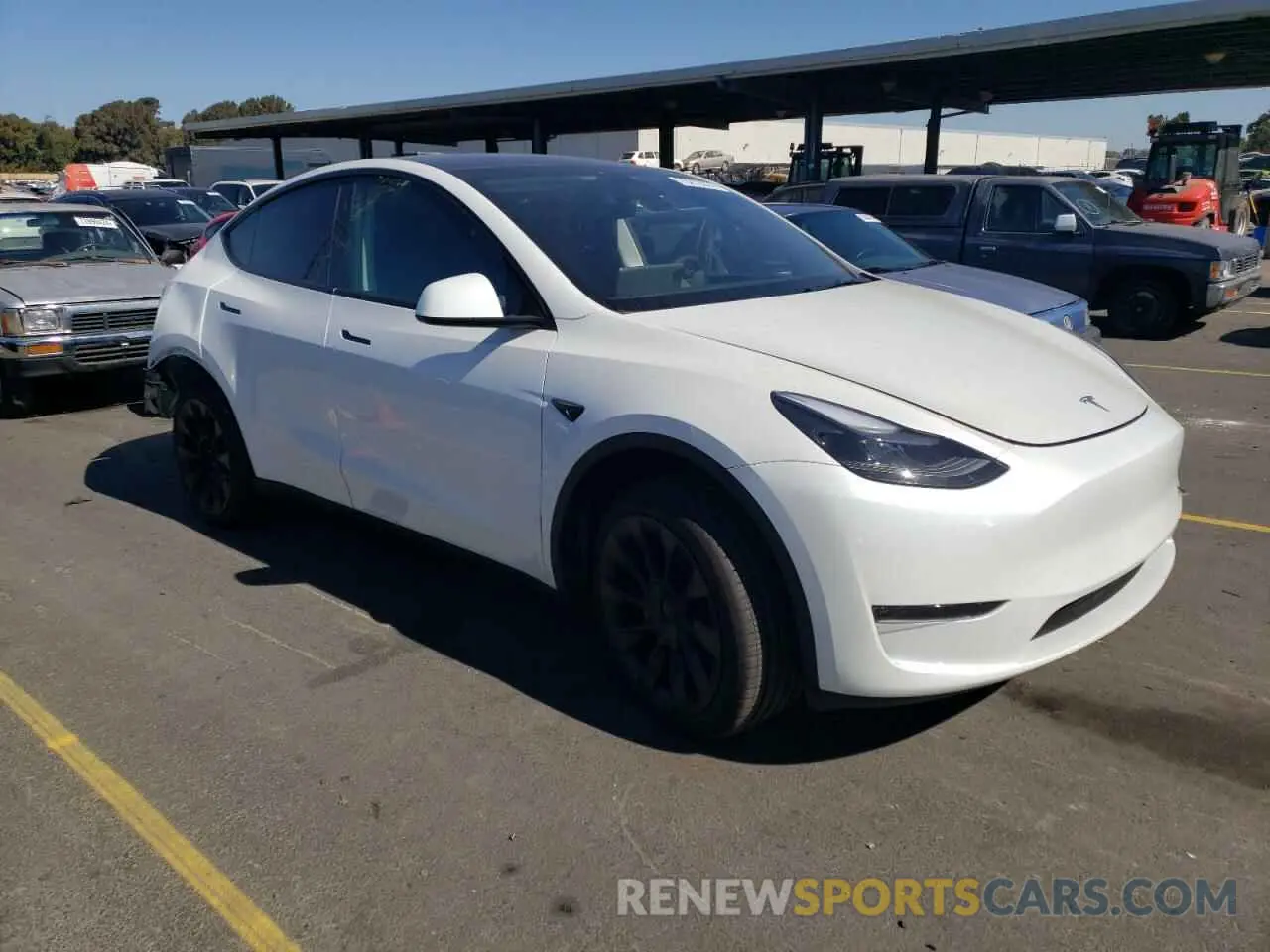 4 Photograph of a damaged car 7SAYGDED5RF080253 TESLA MODEL Y 2024